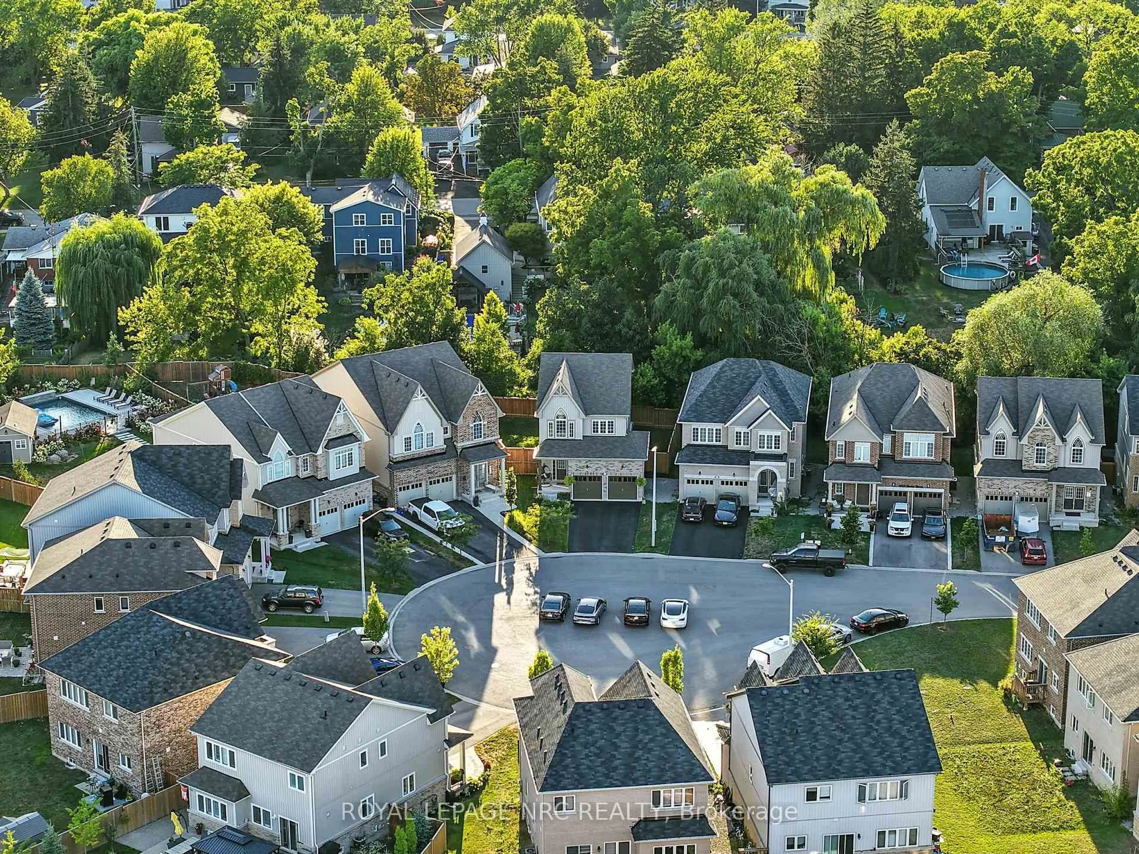 A pic from outside/outdoor area/front of a property/back of a property/a pic from drone, street for 4027 Cachet Crt, Lincoln Ontario L0R 1B4
