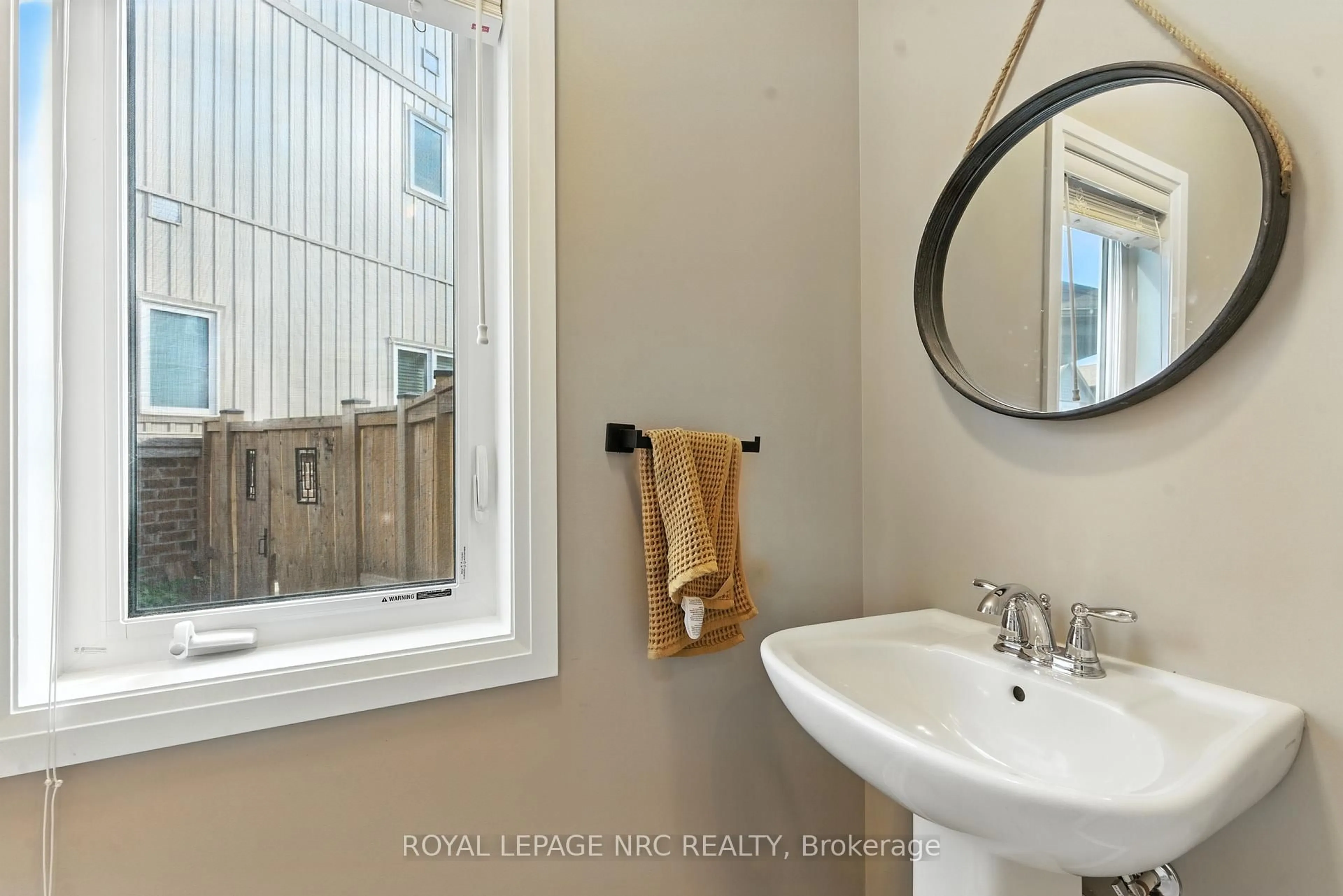 Standard bathroom, ceramic/tile floor for 4027 Cachet Crt, Lincoln Ontario L0R 1B4