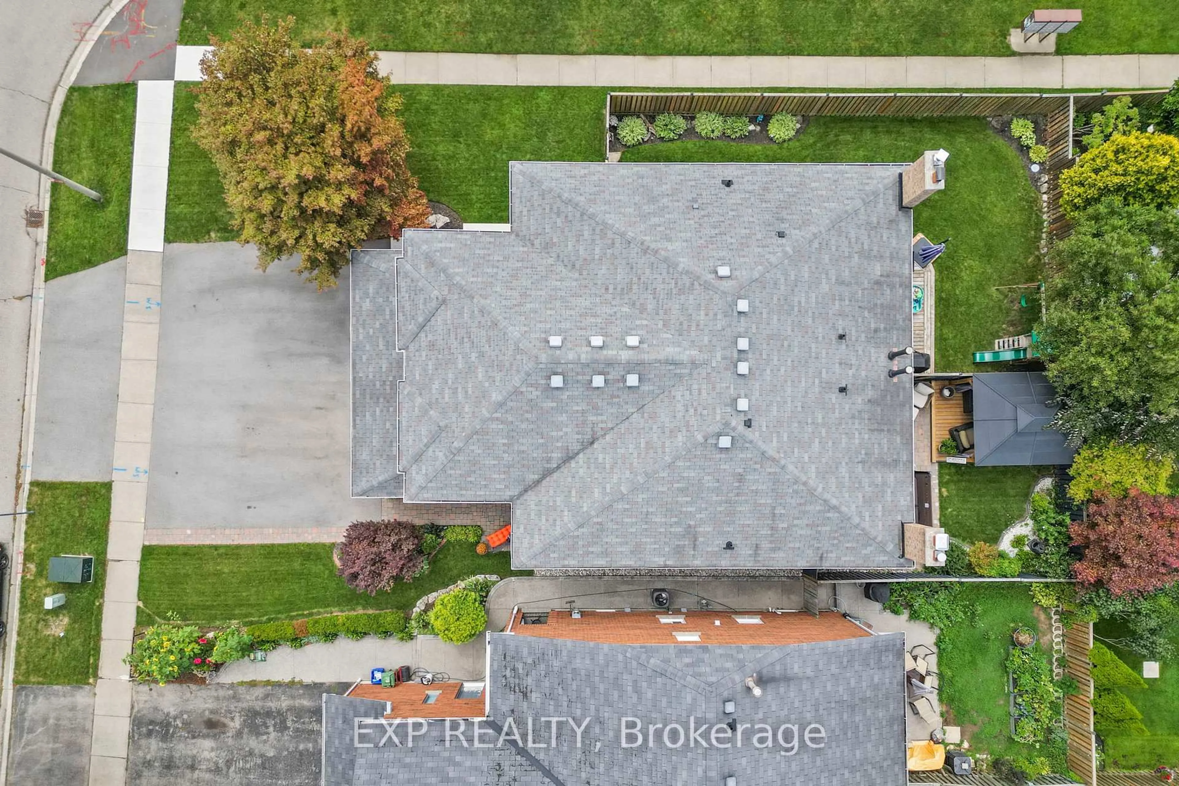 A pic from outside/outdoor area/front of a property/back of a property/a pic from drone, street for 55 Fellowes Cres, Hamilton Ontario L0R 2H3
