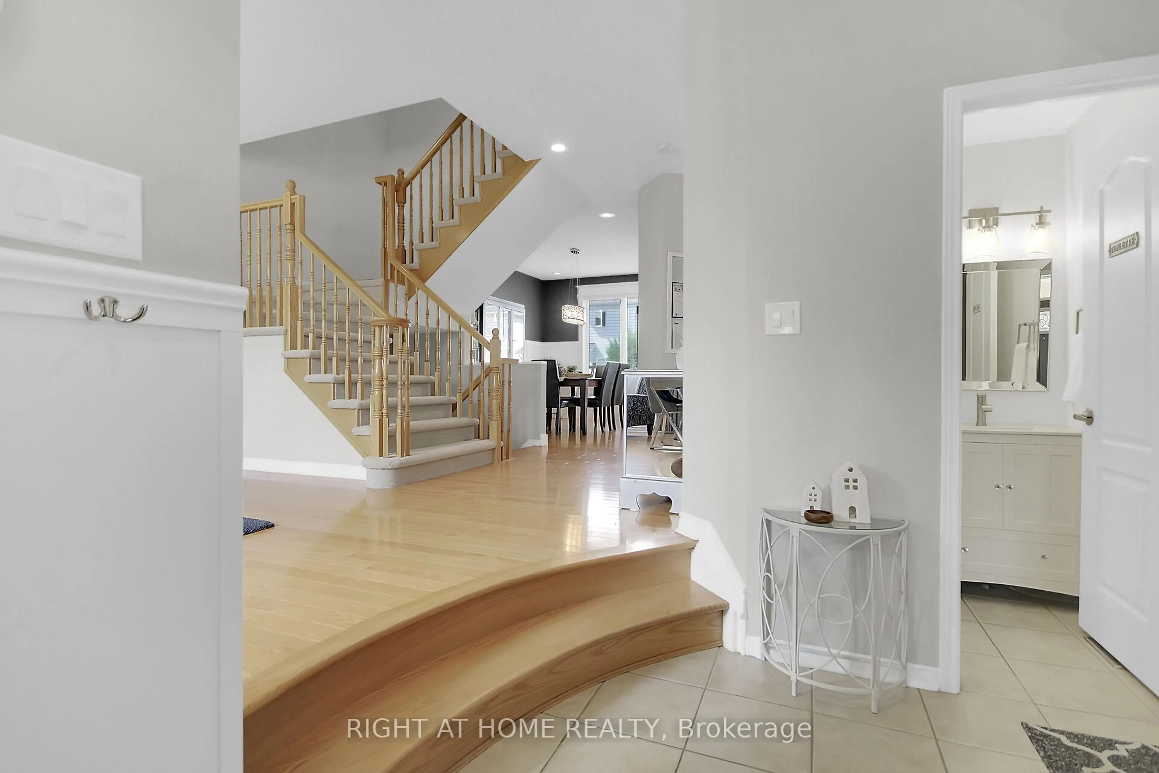 Unknown for 12 Ealing St, Ottawa Ontario K2W 1E4