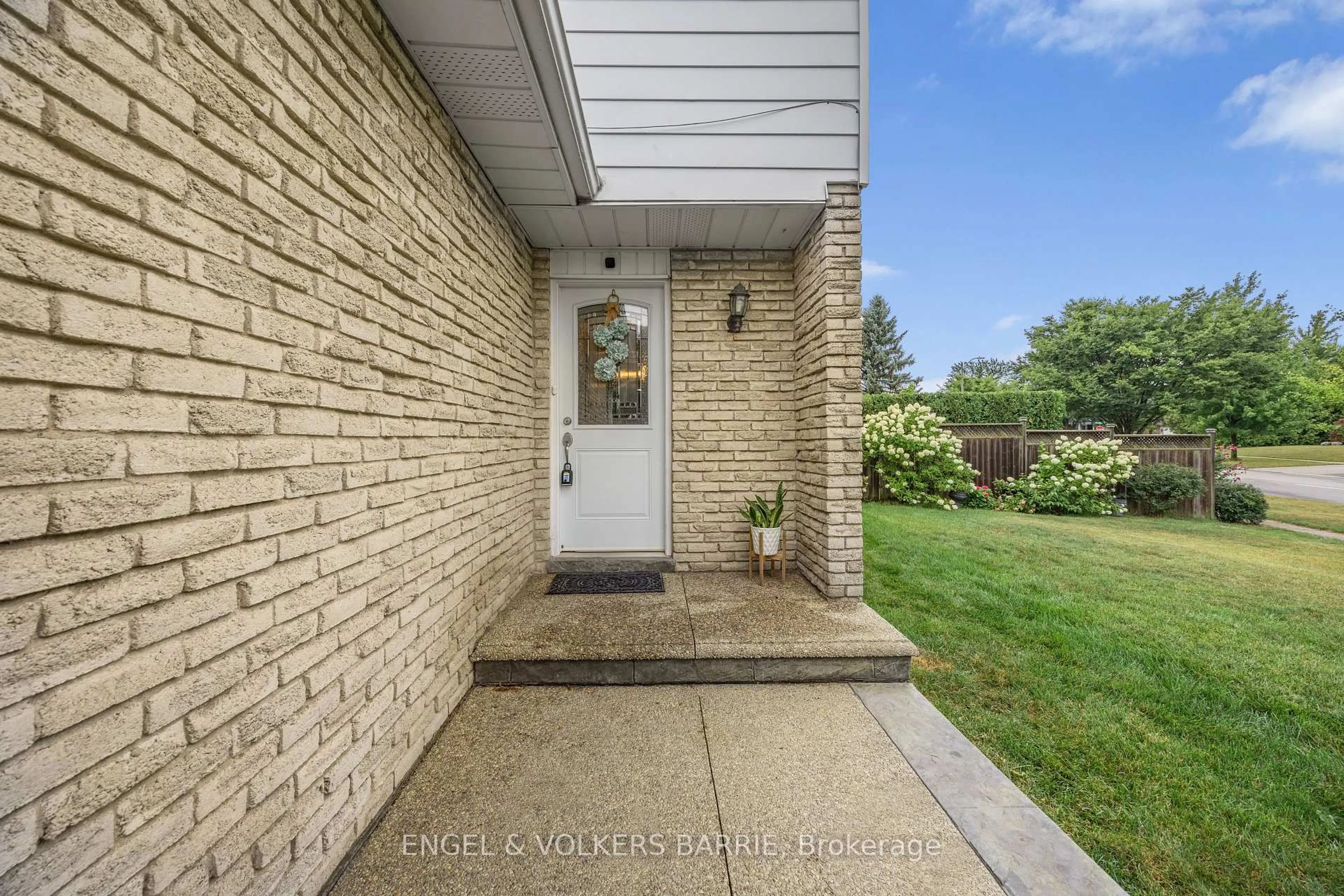 Home with brick exterior material, street for 1 Aspen Crt, Hamilton Ontario L8B 0A7