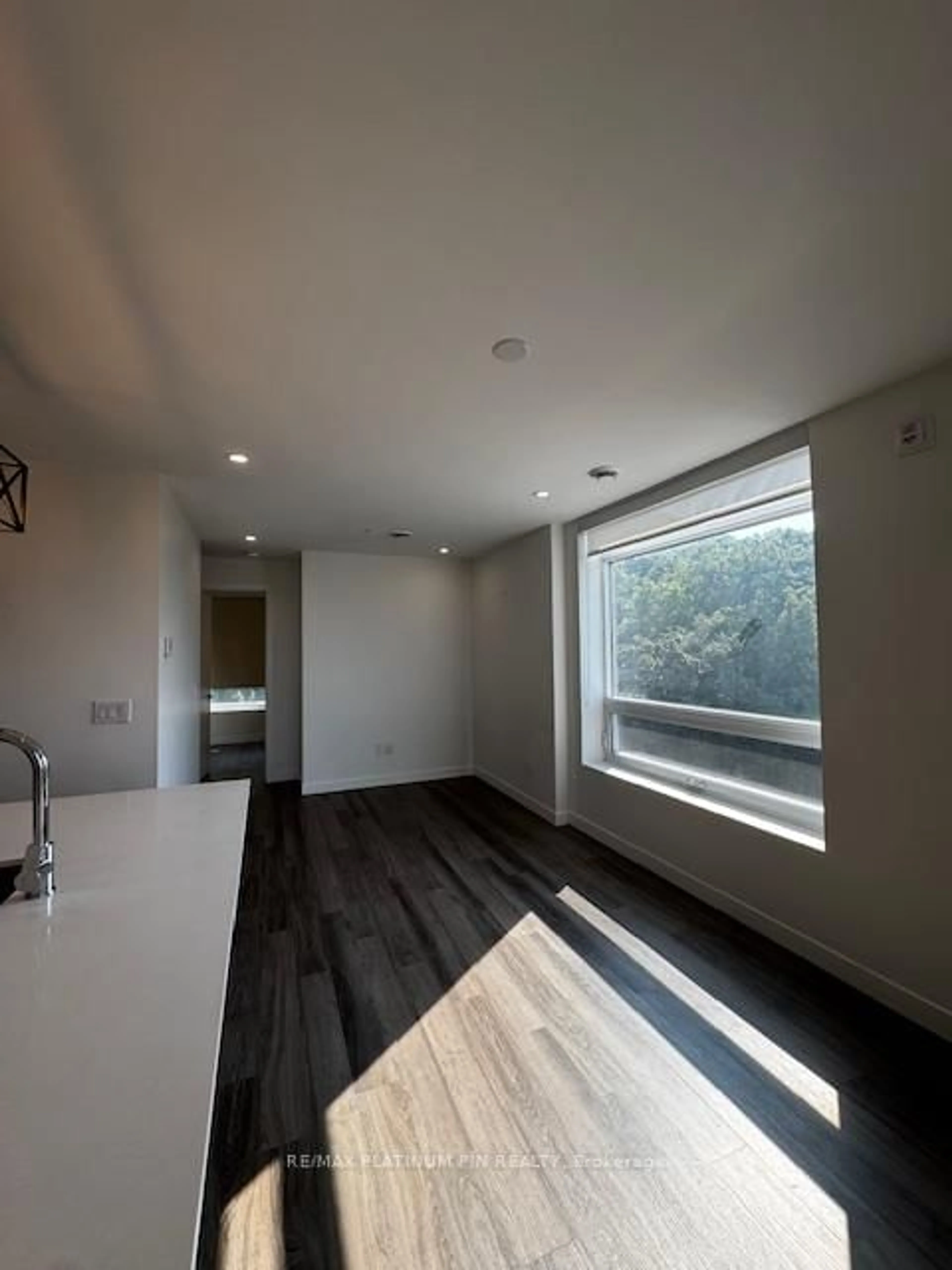A pic of a room for 467 Charlton Ave #503, Hamilton Ontario L8N 0B2