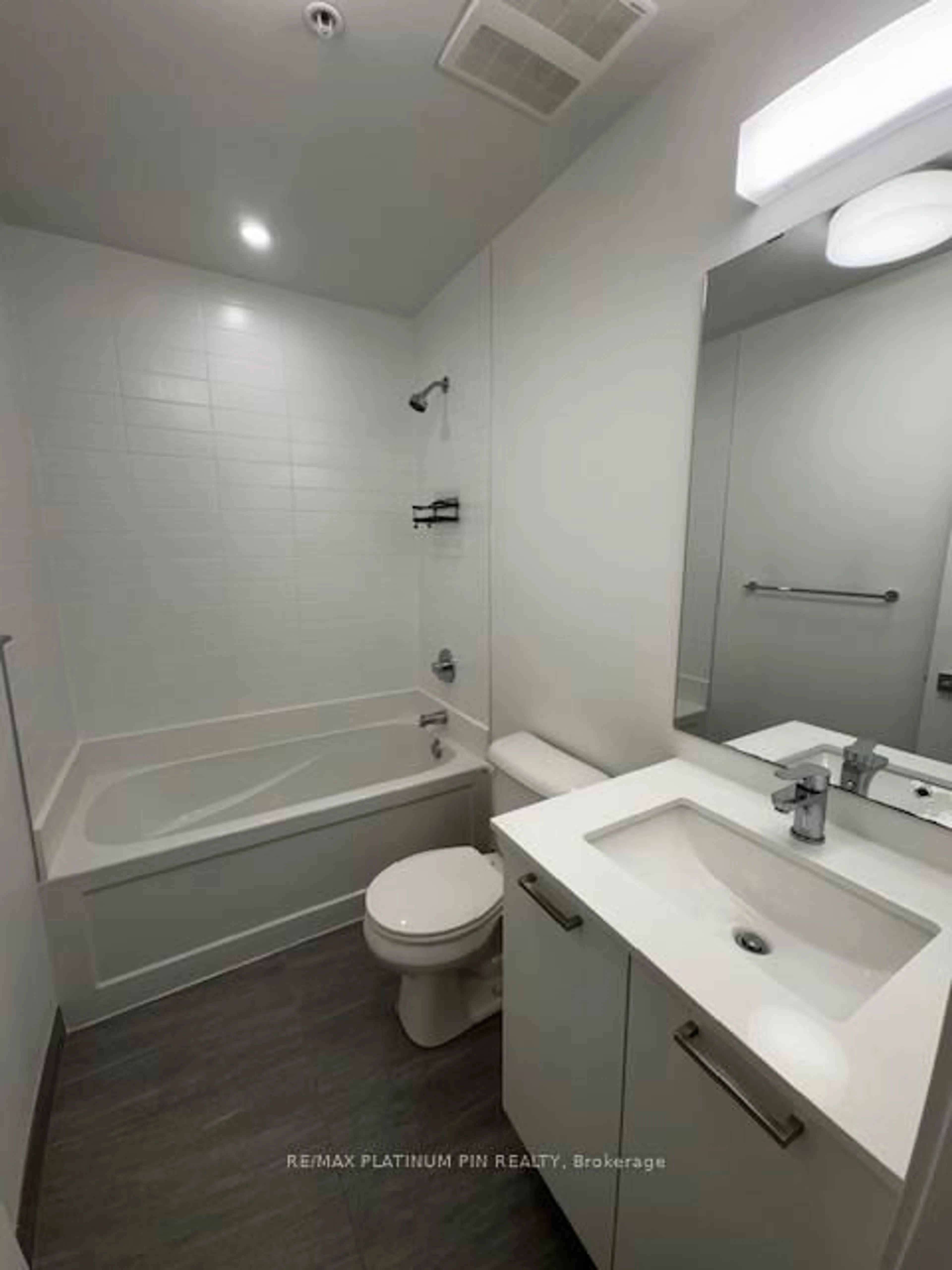 Standard bathroom, unknown for 467 Charlton Ave #503, Hamilton Ontario L8N 0B2