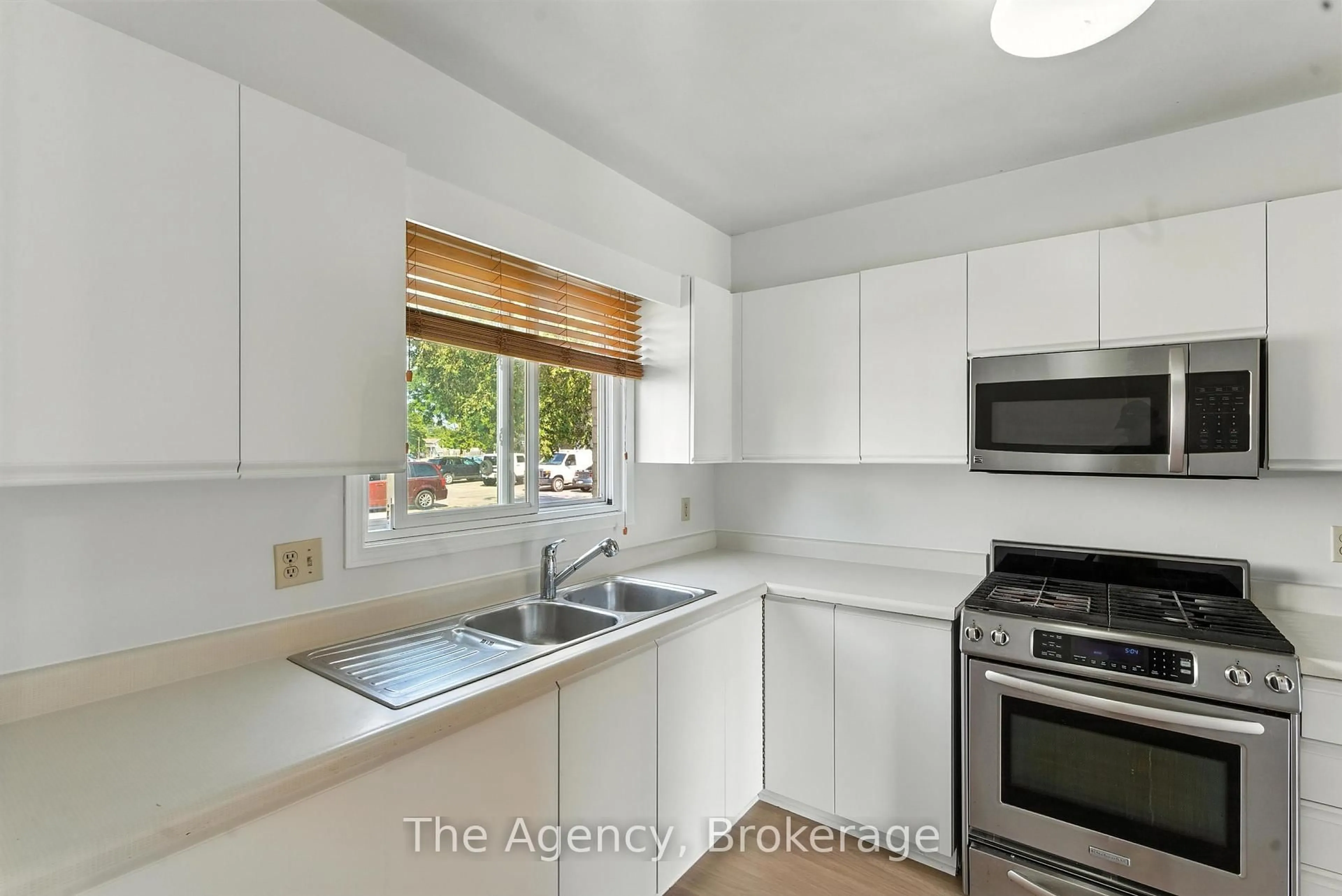 Standard kitchen, ceramic/tile floor for 65 Dorchester Blvd #44, St. Catharines Ontario L2M 7T7
