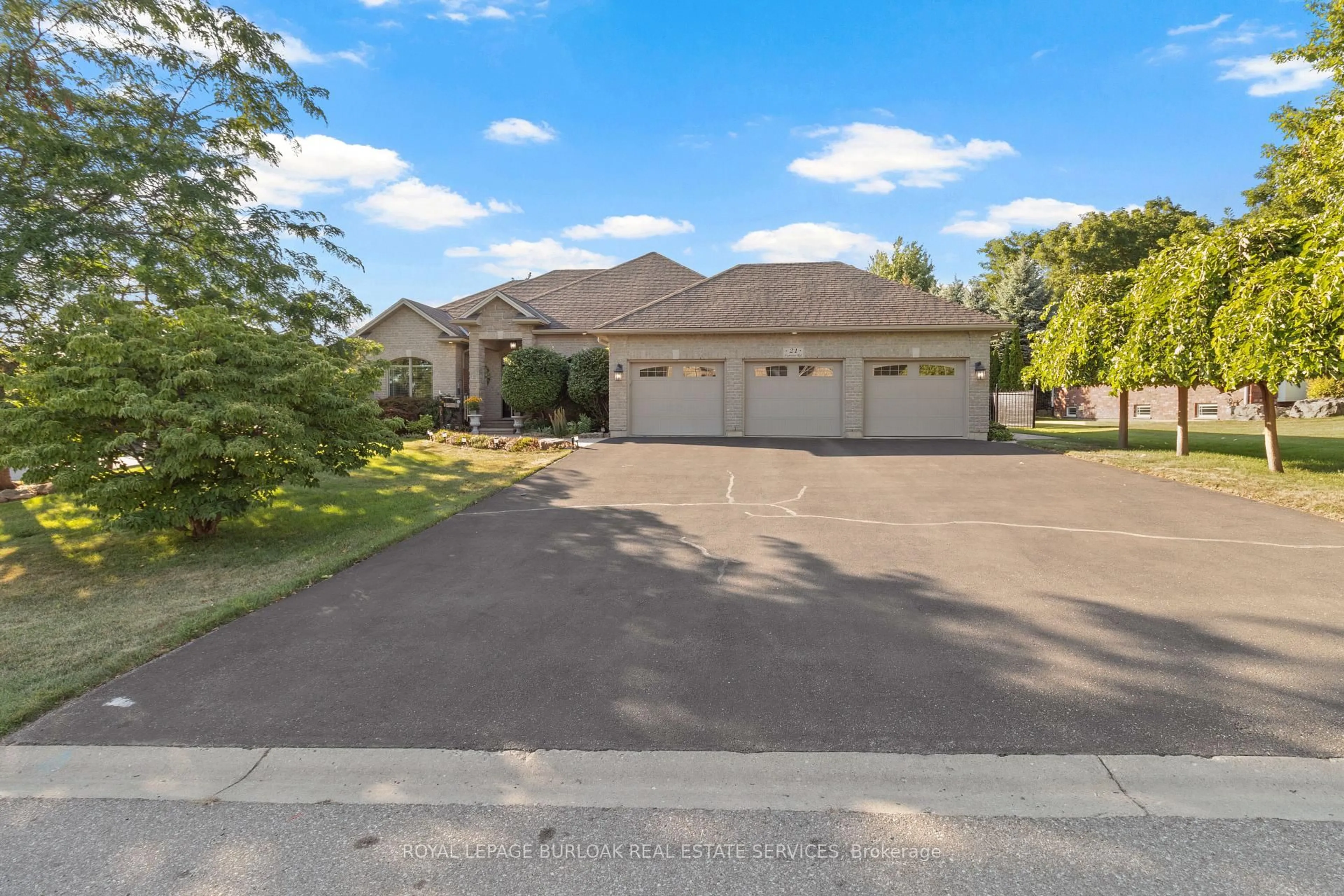 A pic from outside/outdoor area/front of a property/back of a property/a pic from drone, street for 21 Farrow Rd, Brantford Ontario N3T 5L7