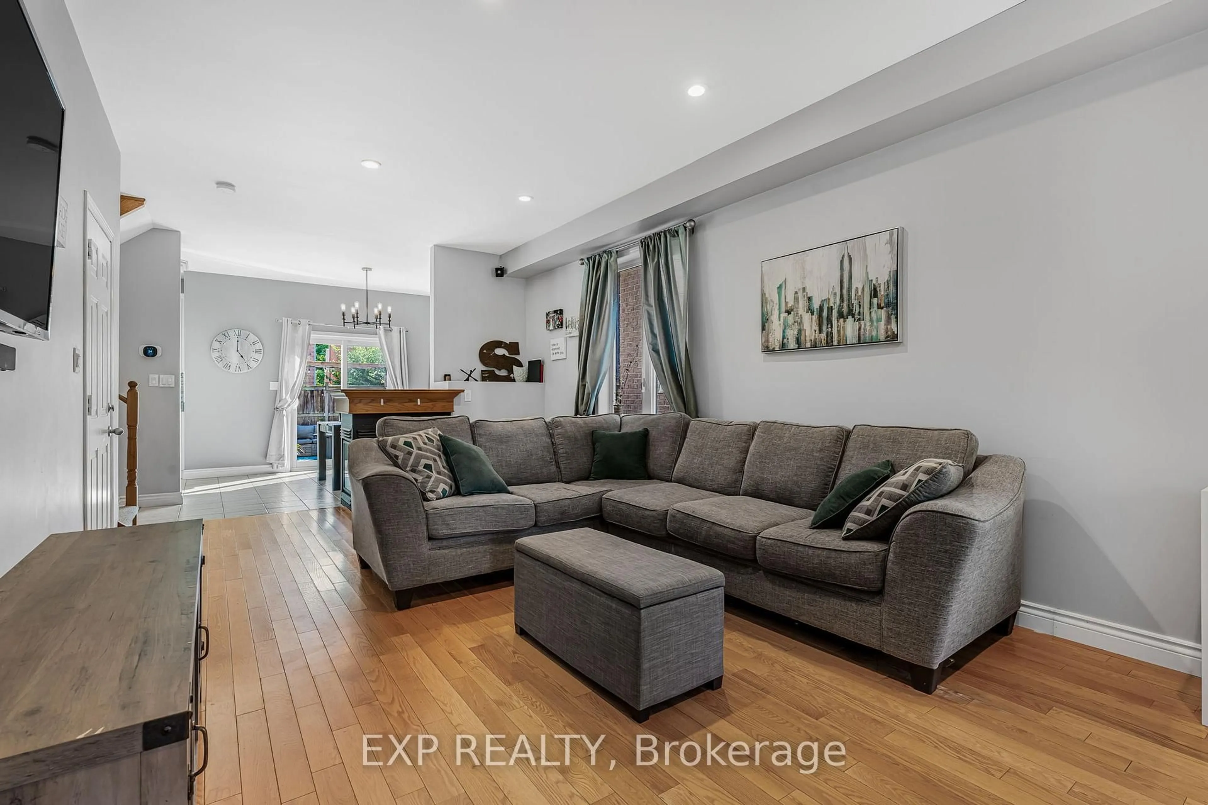 Living room with furniture, unknown for 117 Glenmeadow Cres, Hamilton Ontario L8E 6C1