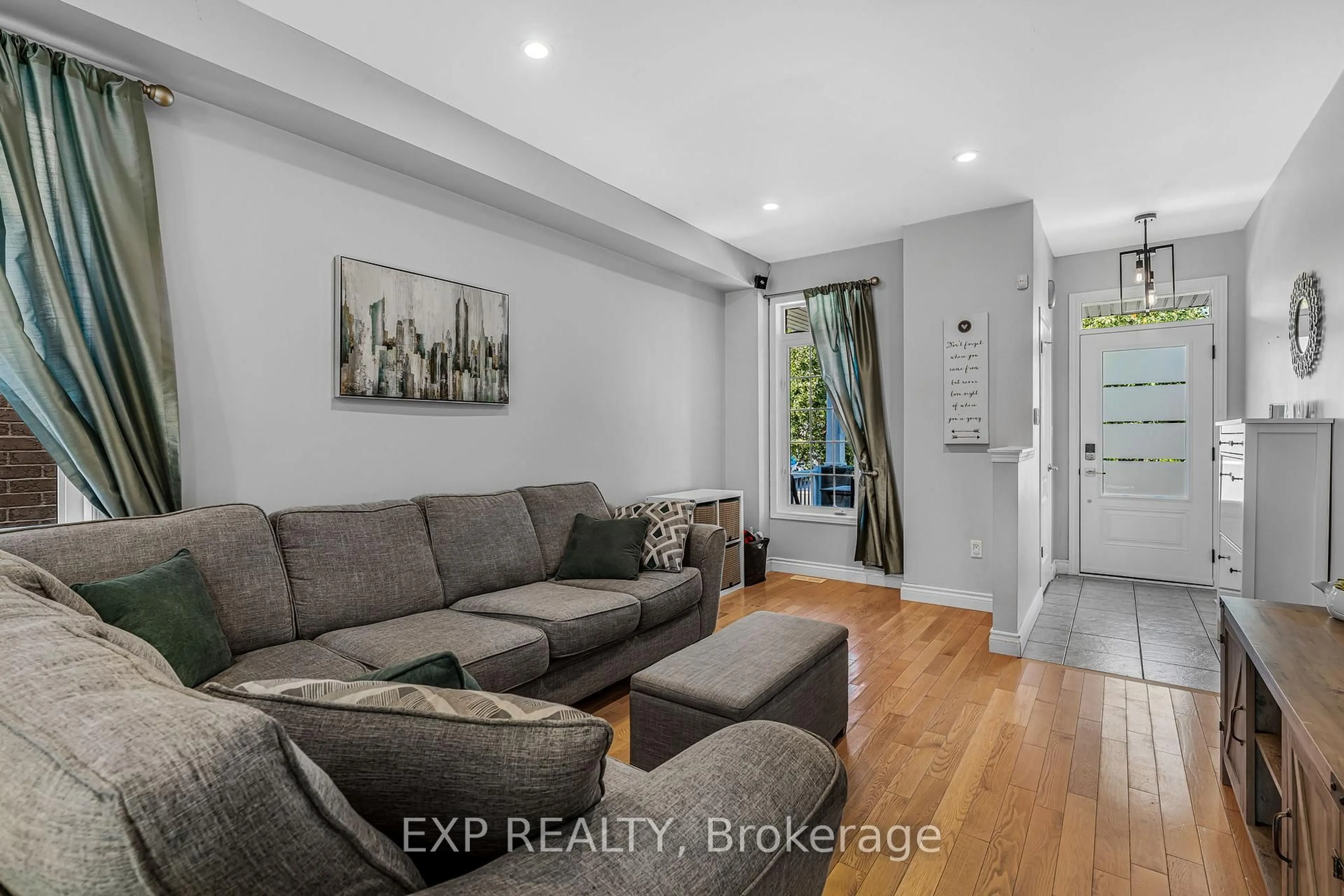 Living room with furniture, unknown for 117 Glenmeadow Cres, Hamilton Ontario L8E 6C1