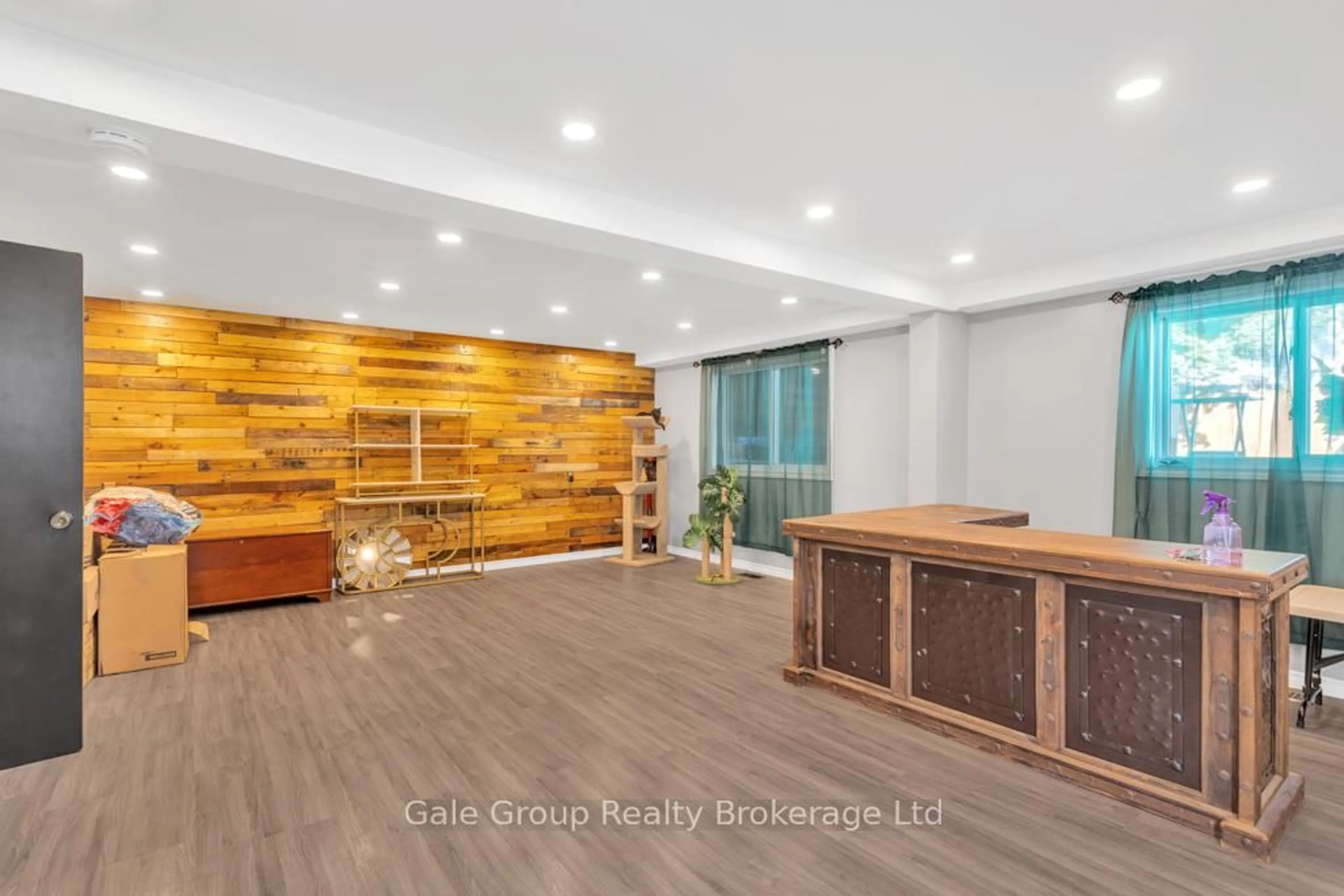 Lobby for 79 St Anthony St, Chatham-Kent Ontario N7M 3Y2