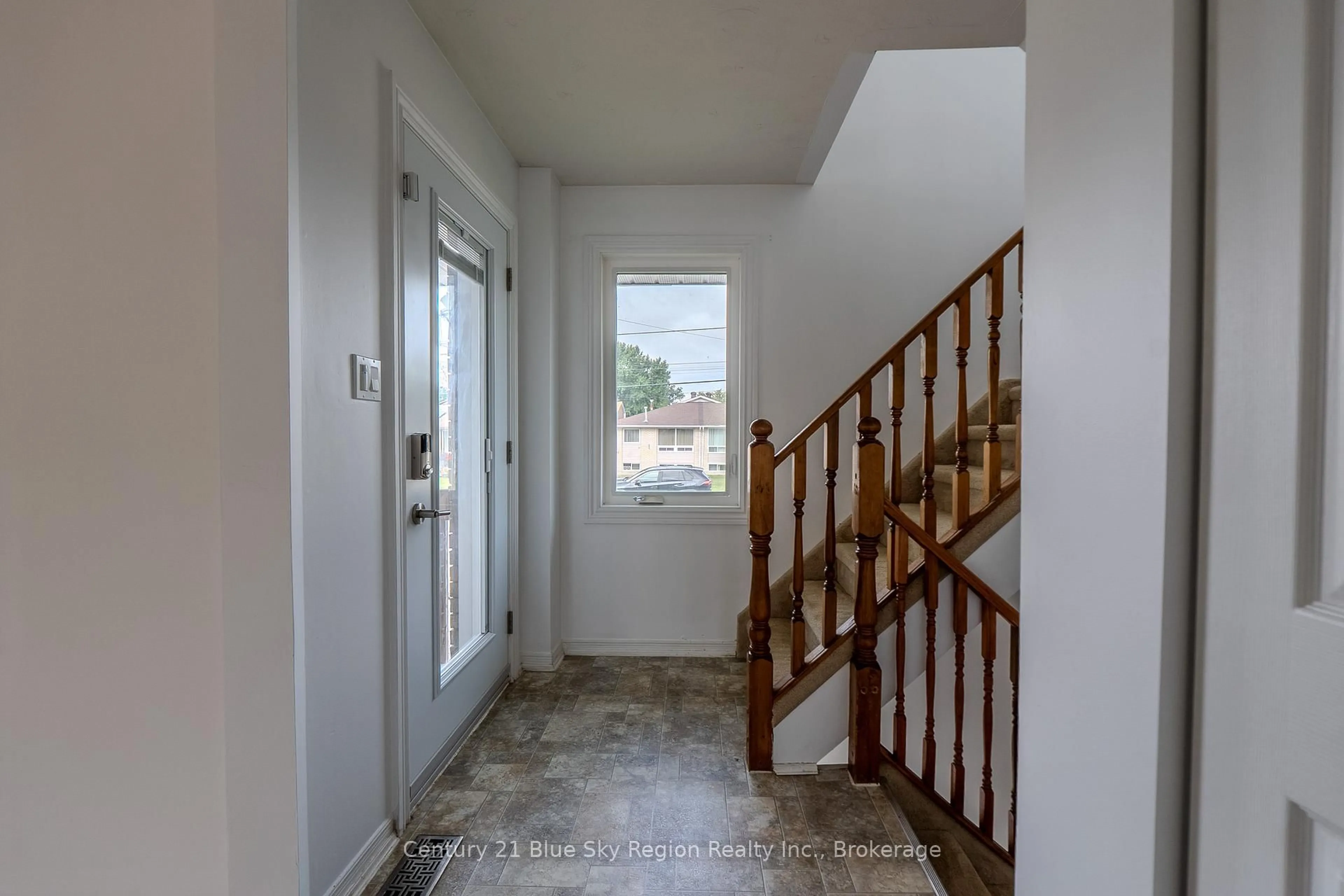 Indoor entryway for 122 Johnston Rd, North Bay Ontario P1B 9N6