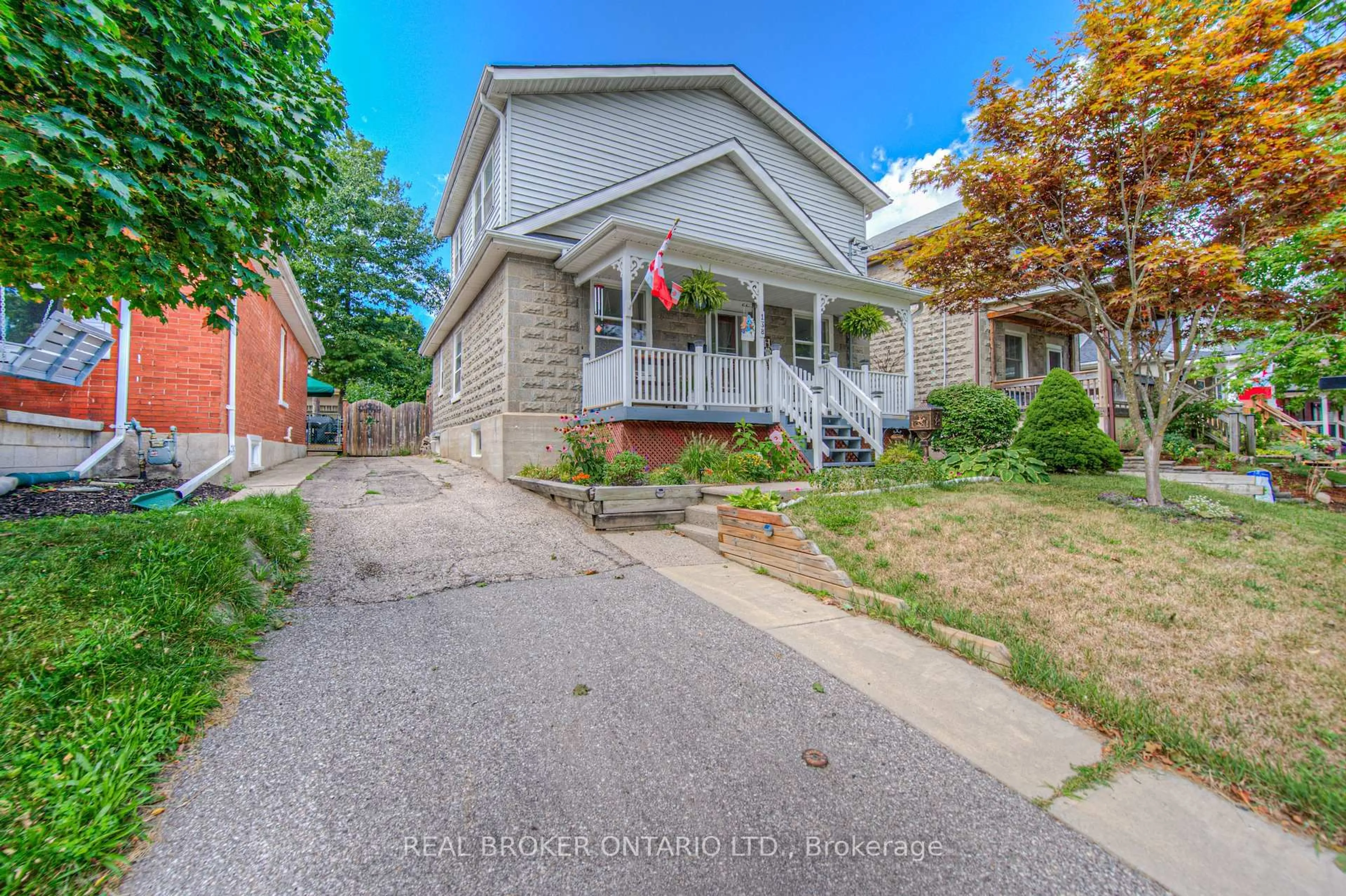 A pic from outside/outdoor area/front of a property/back of a property/a pic from drone, street for 138 Forest Rd, Cambridge Ontario N1S 3B7