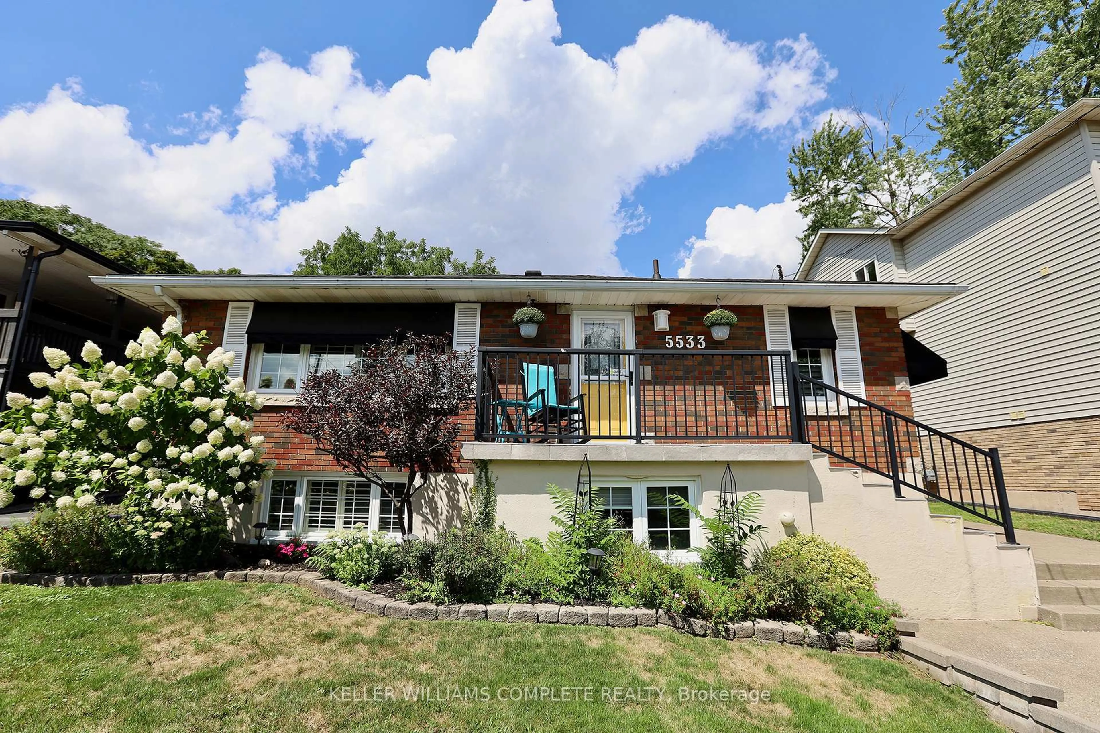 A pic from outside/outdoor area/front of a property/back of a property/a pic from drone, mountain view for 5533 Ontario Ave, Niagara Falls Ontario L2E 3S4