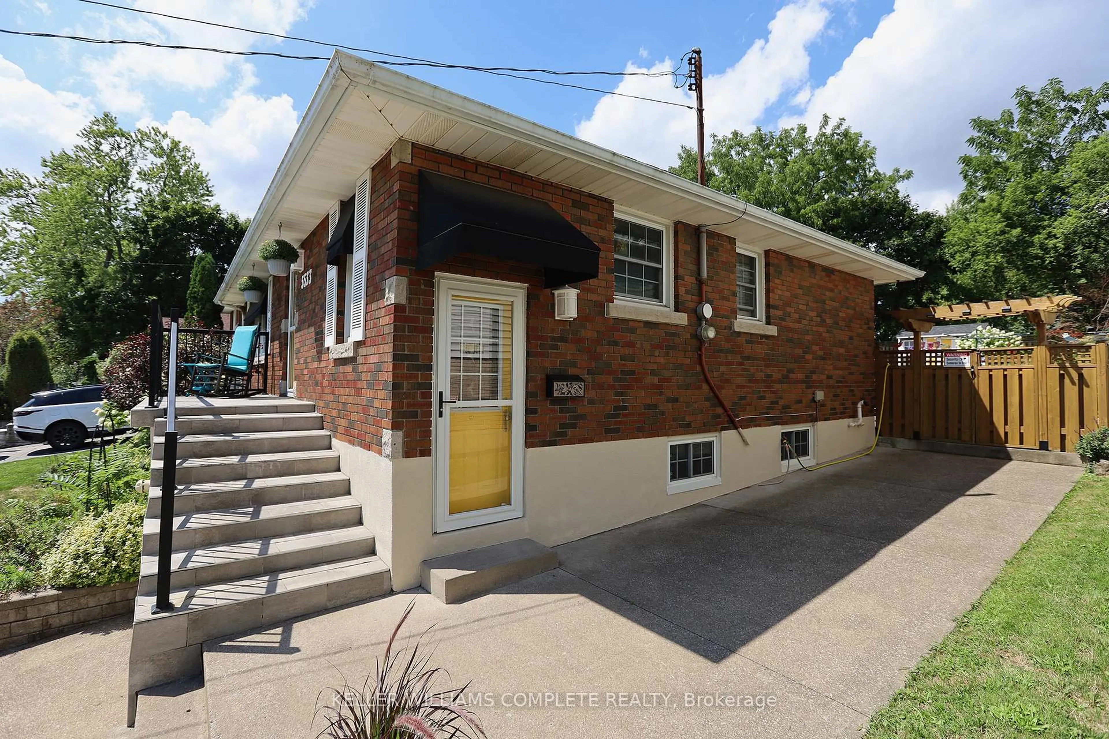 Home with brick exterior material, street for 5533 Ontario Ave, Niagara Falls Ontario L2E 3S4