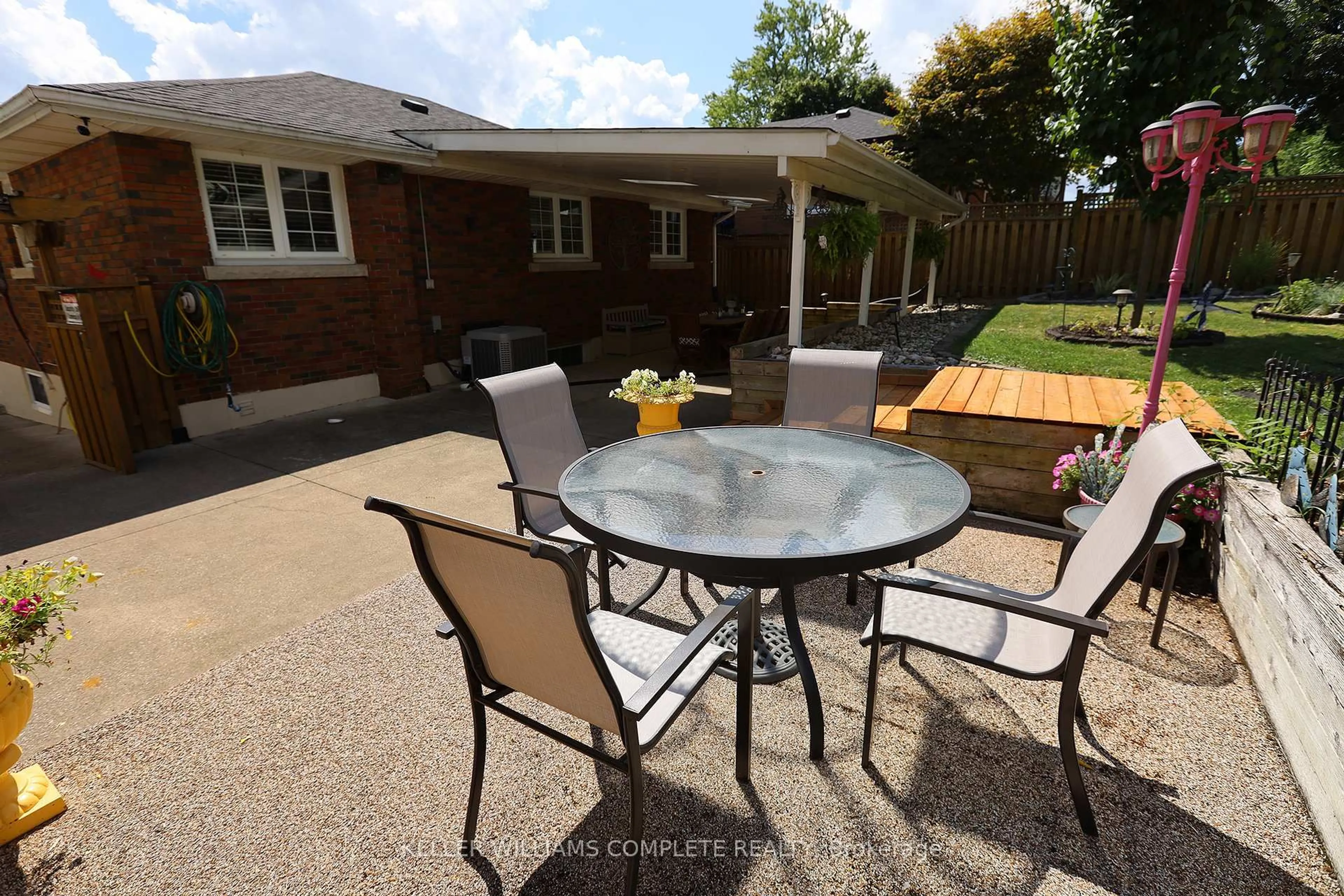 Patio, street for 5533 Ontario Ave, Niagara Falls Ontario L2E 3S4