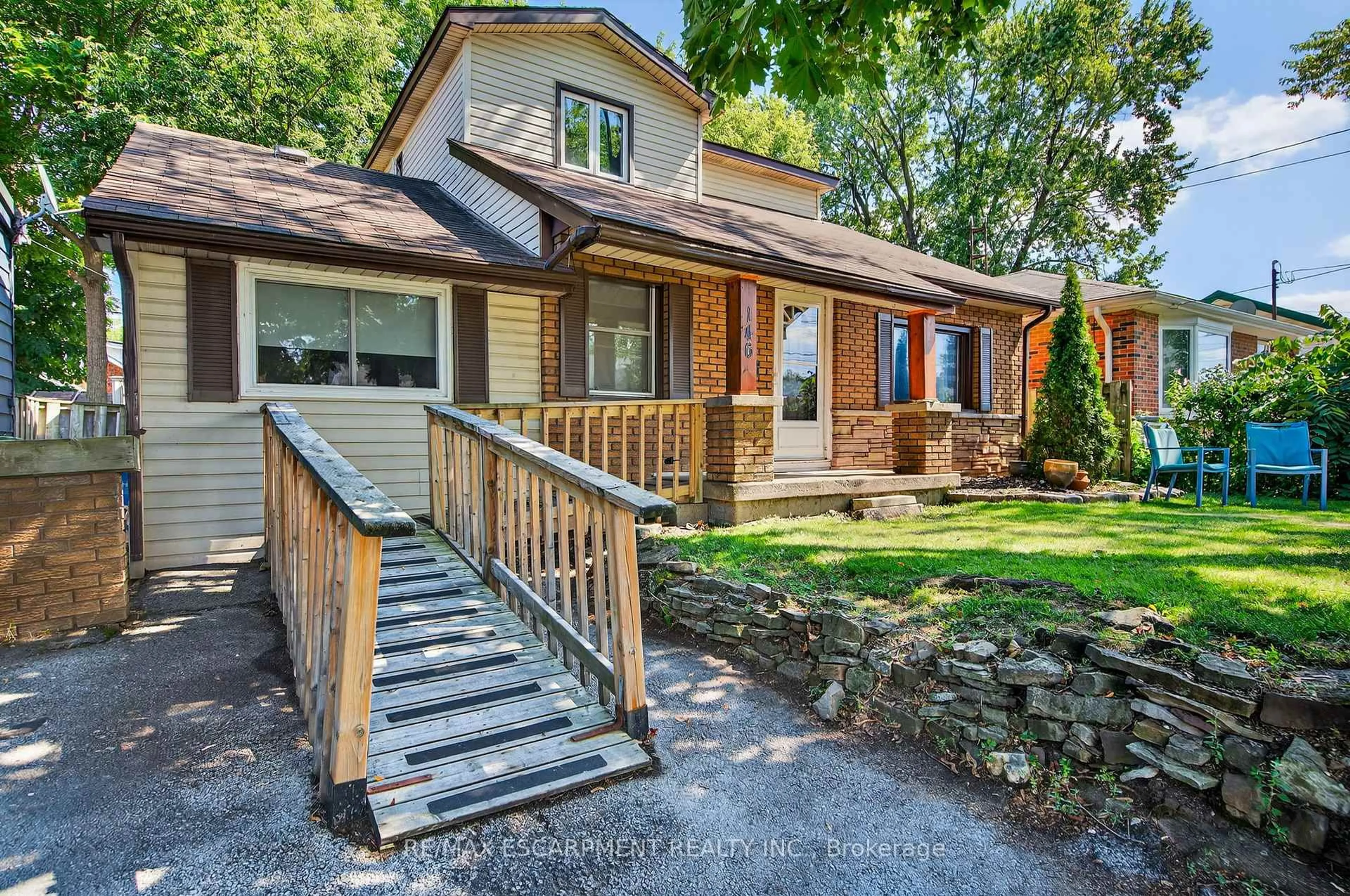 Home with vinyl exterior material, street for 146 Normanhurst Ave, Hamilton Ontario L8H 5M8