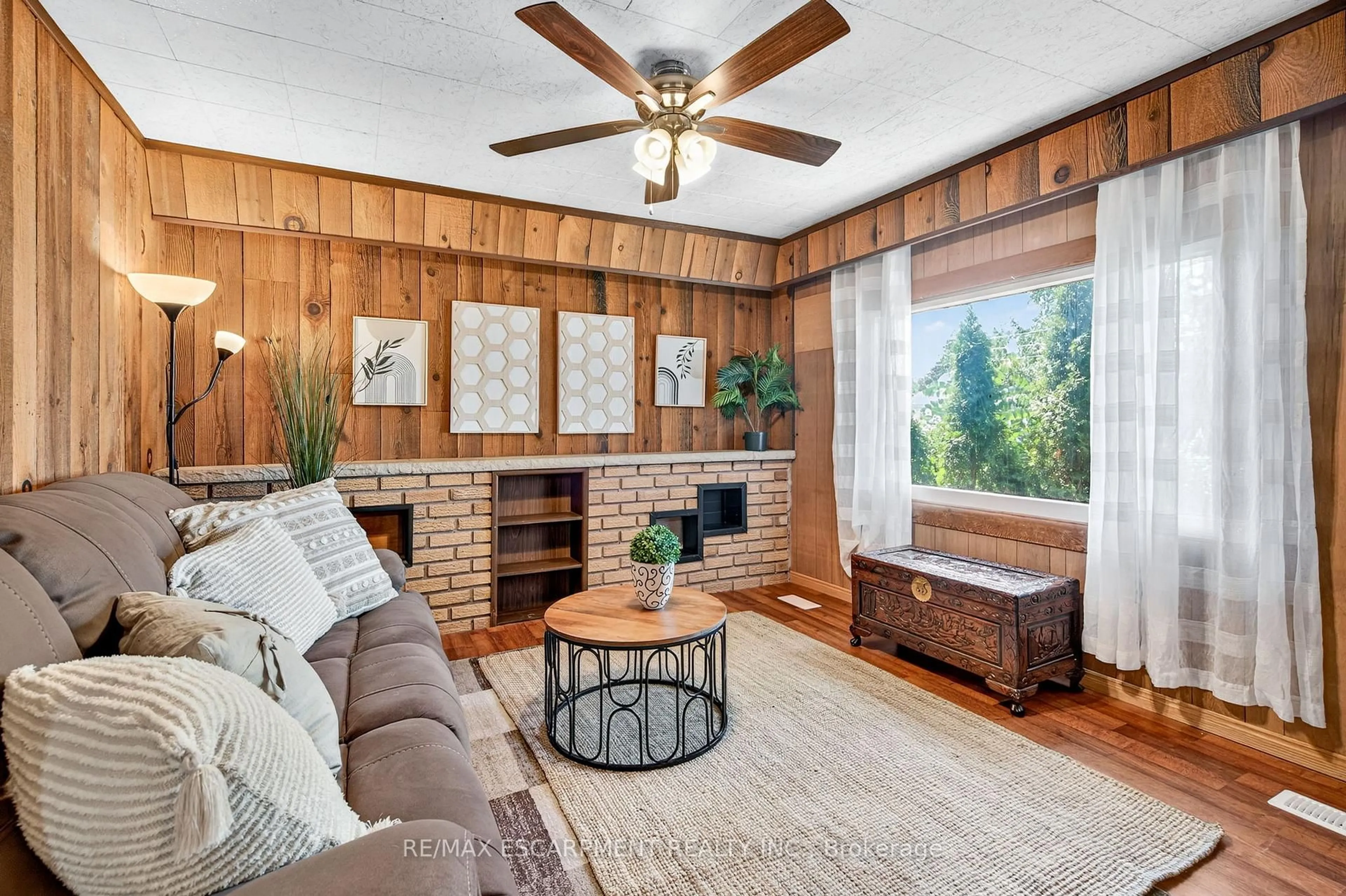 Living room with furniture, wood/laminate floor for 146 Normanhurst Ave, Hamilton Ontario L8H 5M8