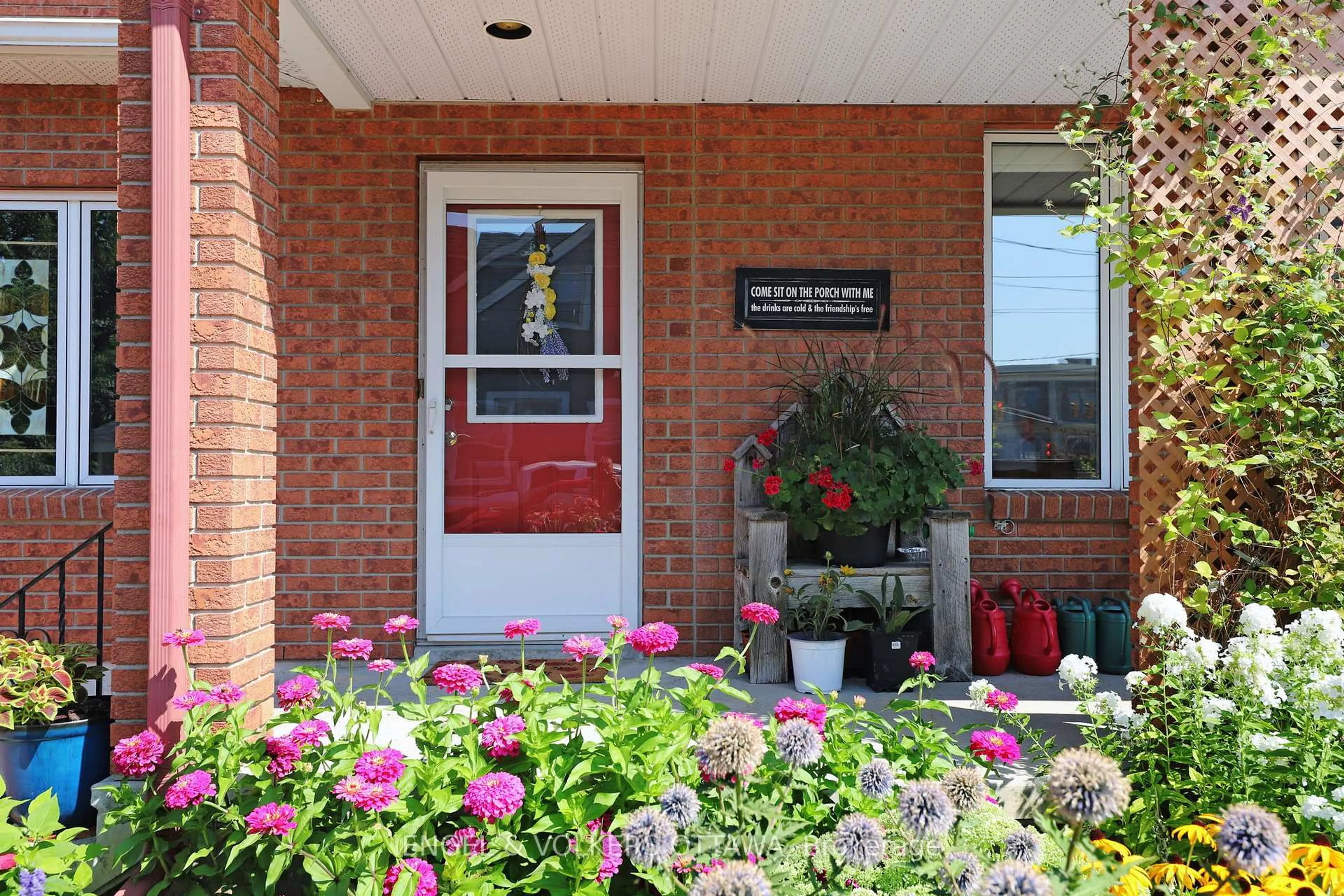 Indoor entryway for 190 John St, Arnprior Ontario K7S 2N9