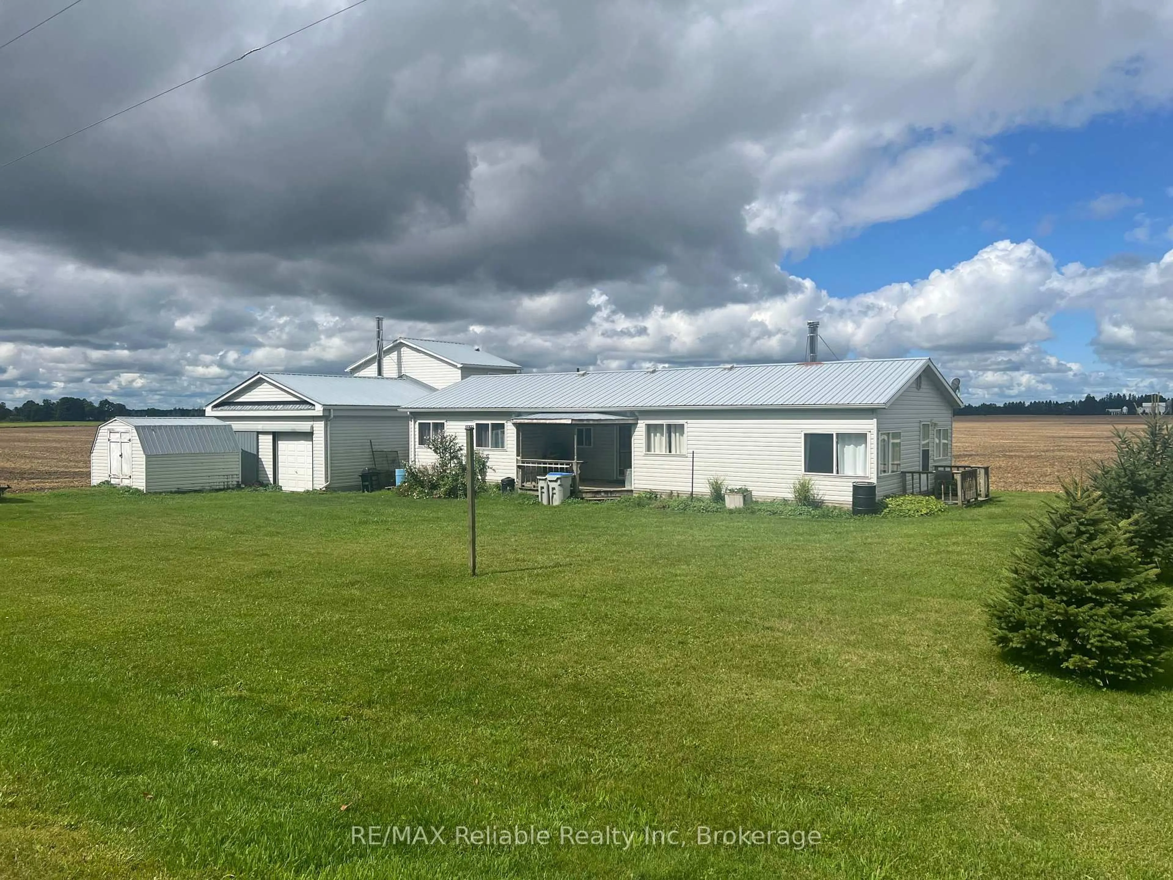 A pic from outside/outdoor area/front of a property/back of a property/a pic from drone, building for 41597 Hullett McKillop Rd, Central Huron Ontario N0M 1H0
