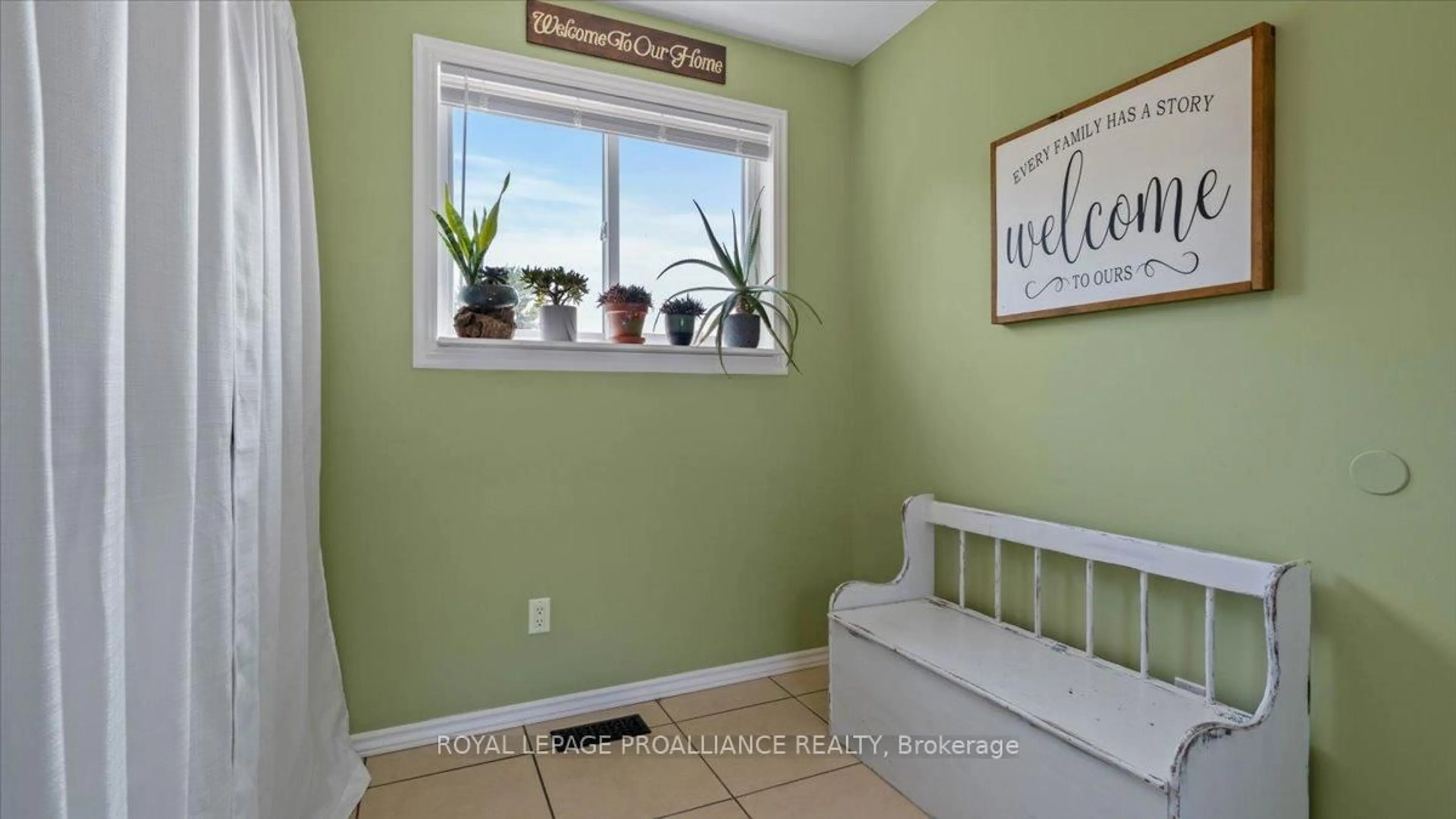 Indoor entryway for 77 Livingstone Ave, Madoc Ontario K0K 2K0