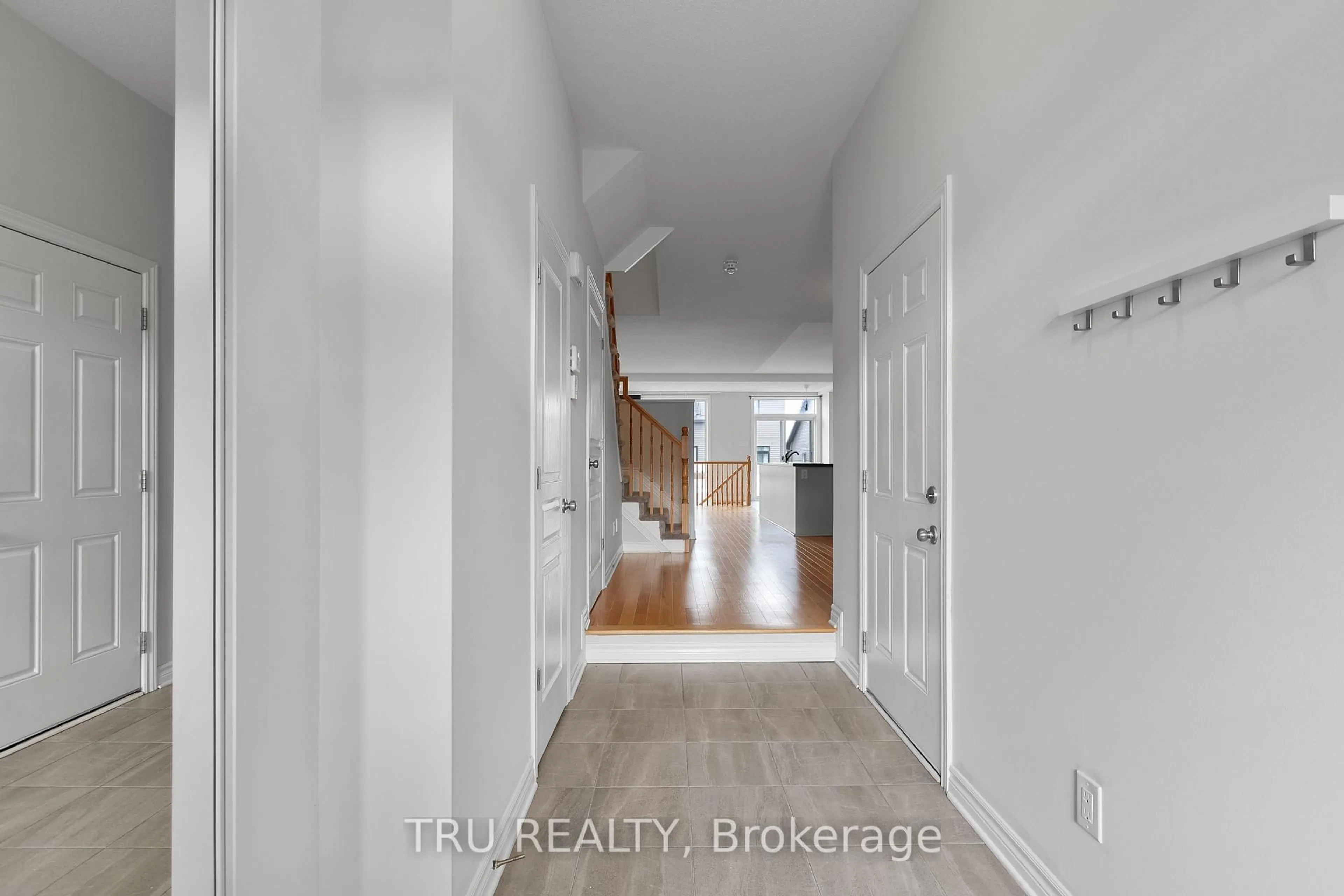 Indoor entryway for 1146 BECKETT Cres, Ottawa Ontario K2S 0Z2
