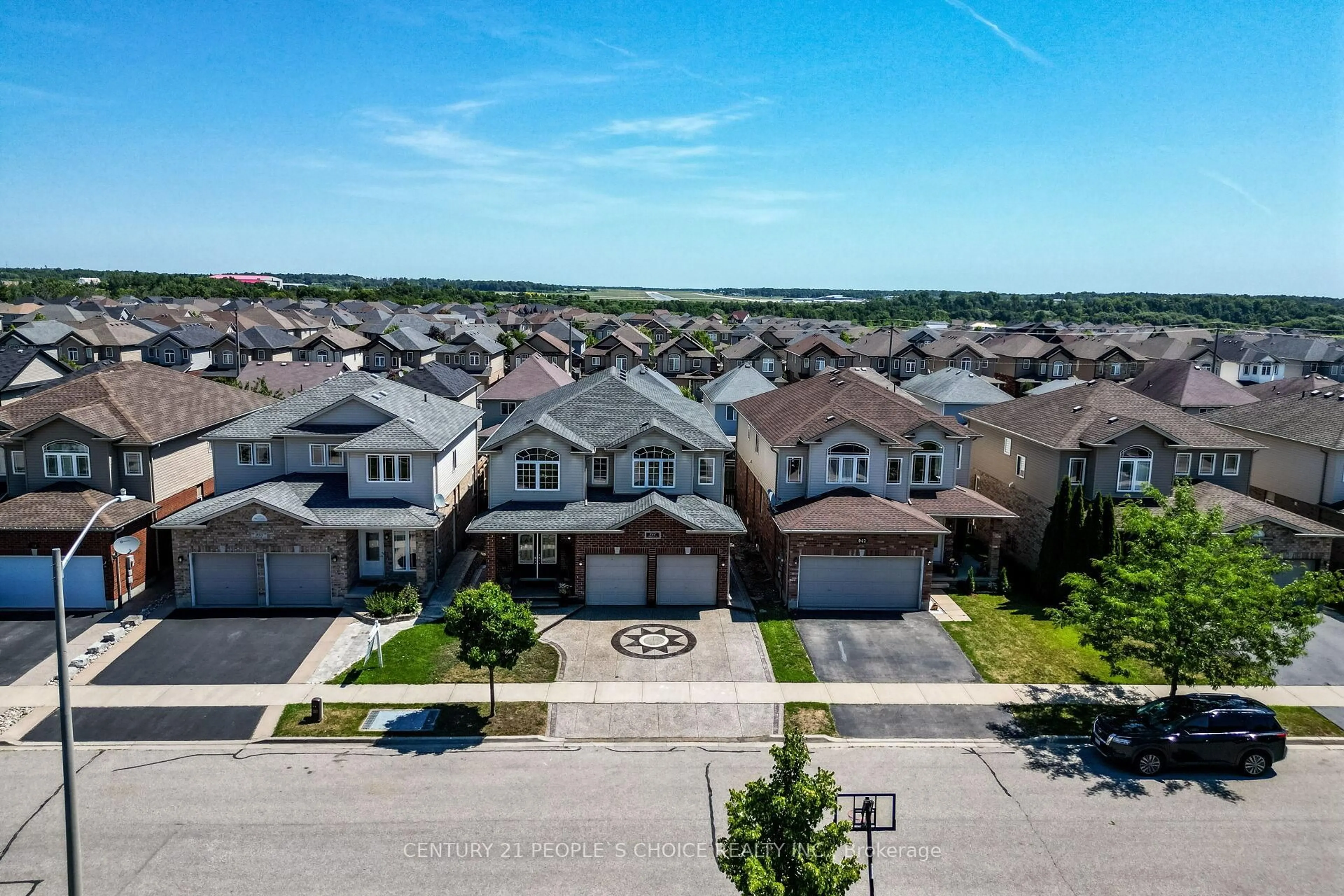 A pic from outside/outdoor area/front of a property/back of a property/a pic from drone, street for 946 Pebblecreek Crt, Kitchener Ontario N2A 0C5
