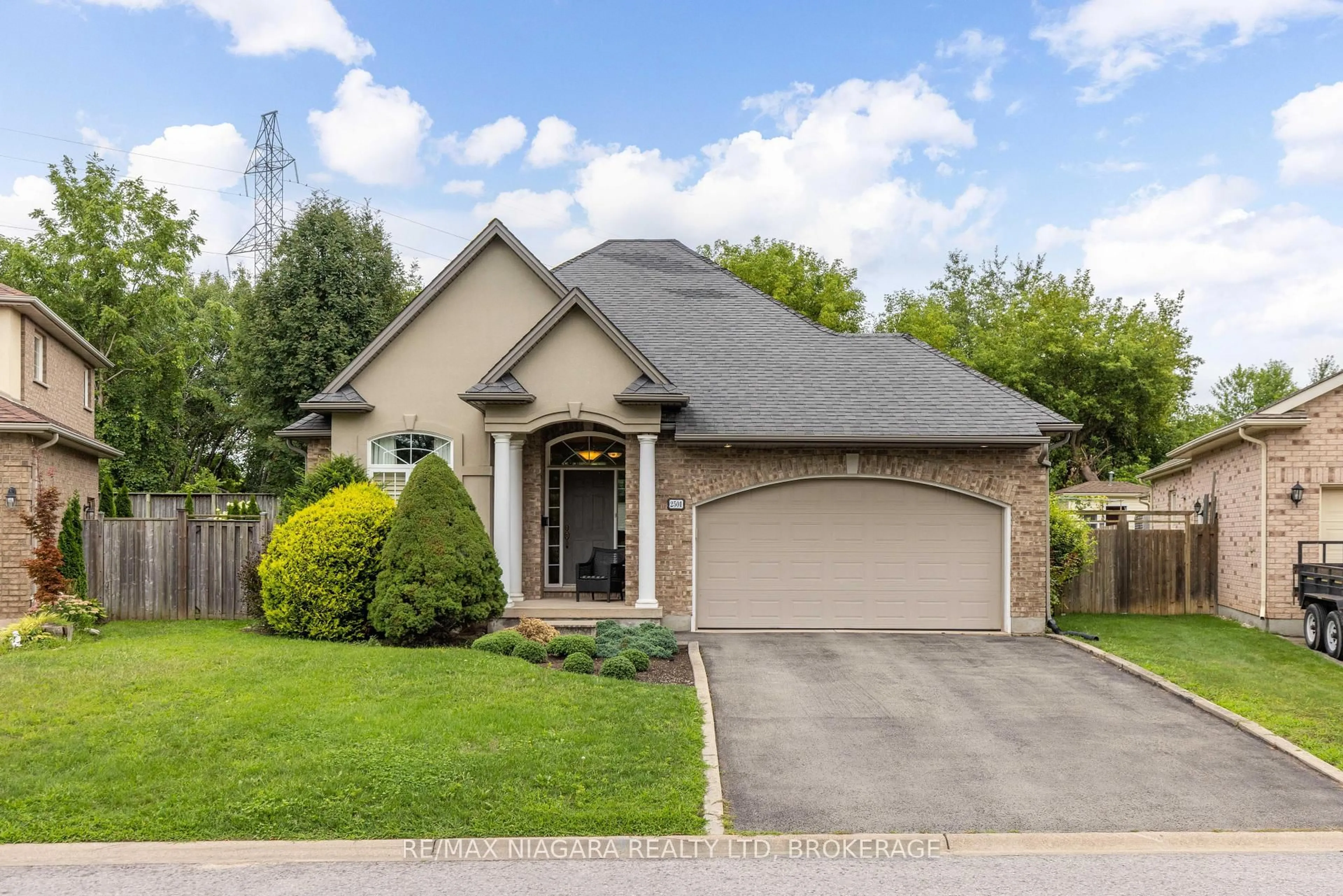 Home with brick exterior material, street for 2501 Claude Ave, Niagara Falls Ontario L2J 2C7