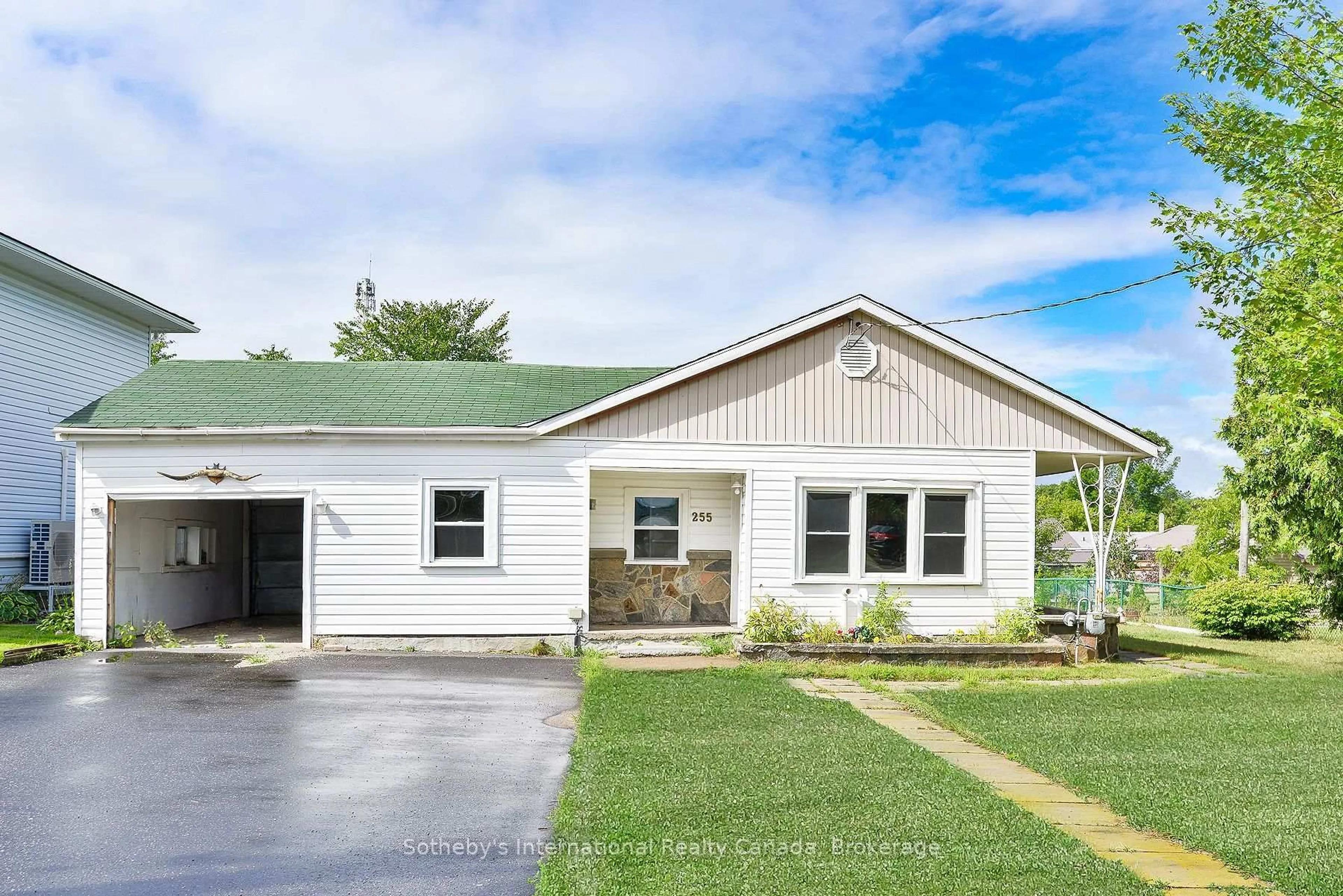 Home with vinyl exterior material, street for 255 Clarence St, Gravenhurst Ontario P1P 1K6