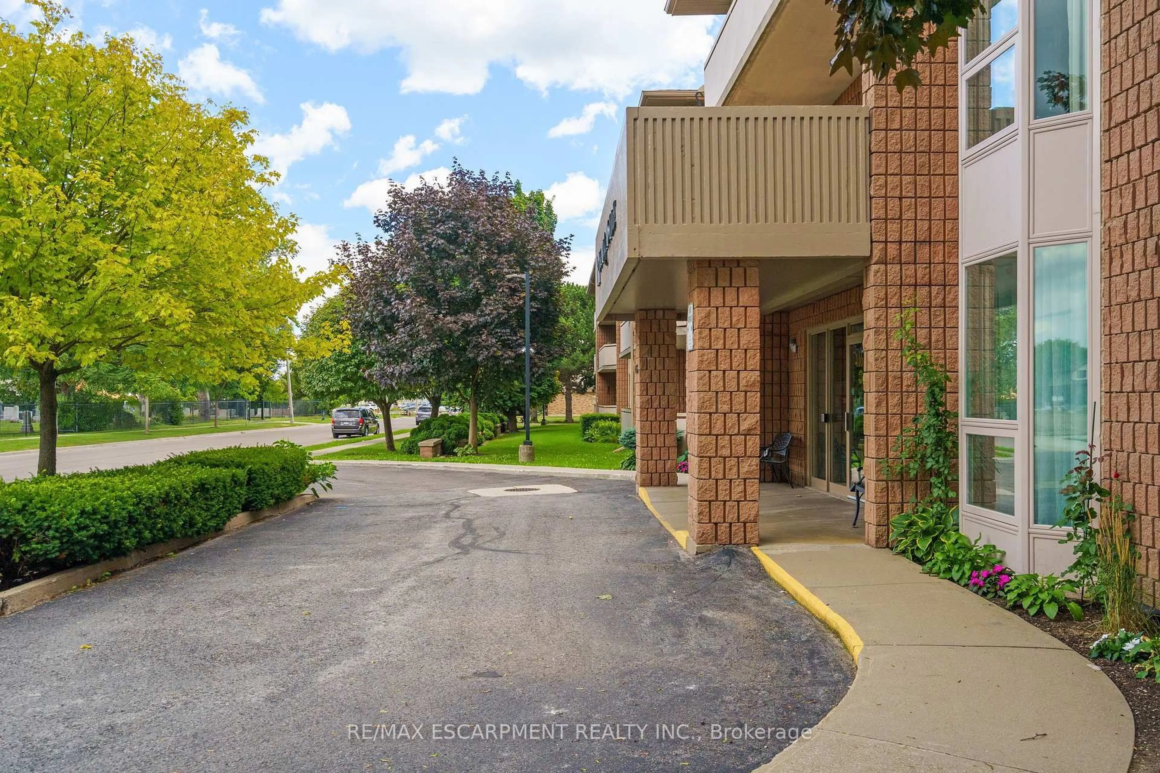 Unknown for 416 LIMERIDGE Rd #213, Hamilton Ontario L9A 2S7