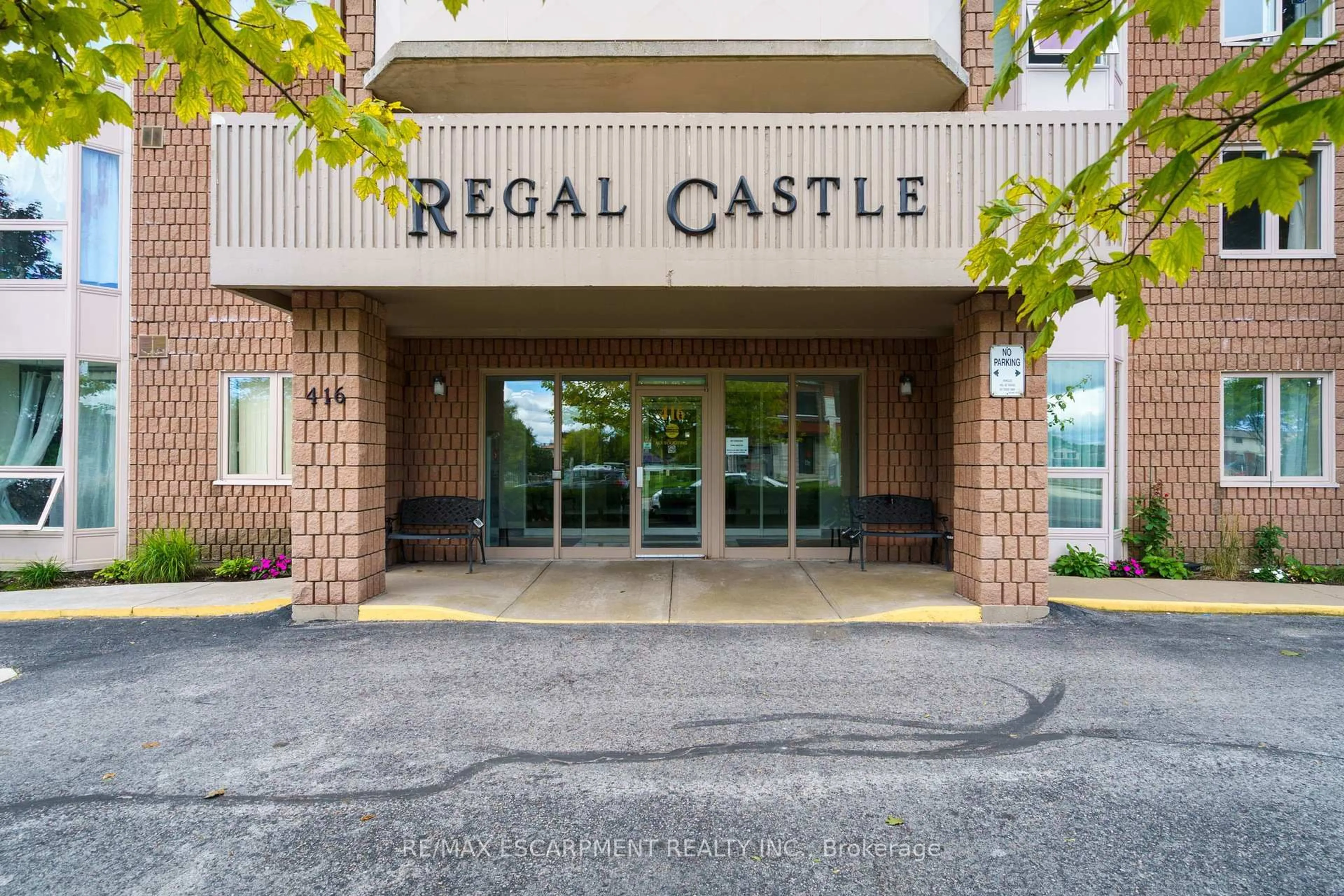 Indoor foyer for 416 LIMERIDGE Rd #213, Hamilton Ontario L9A 2S7