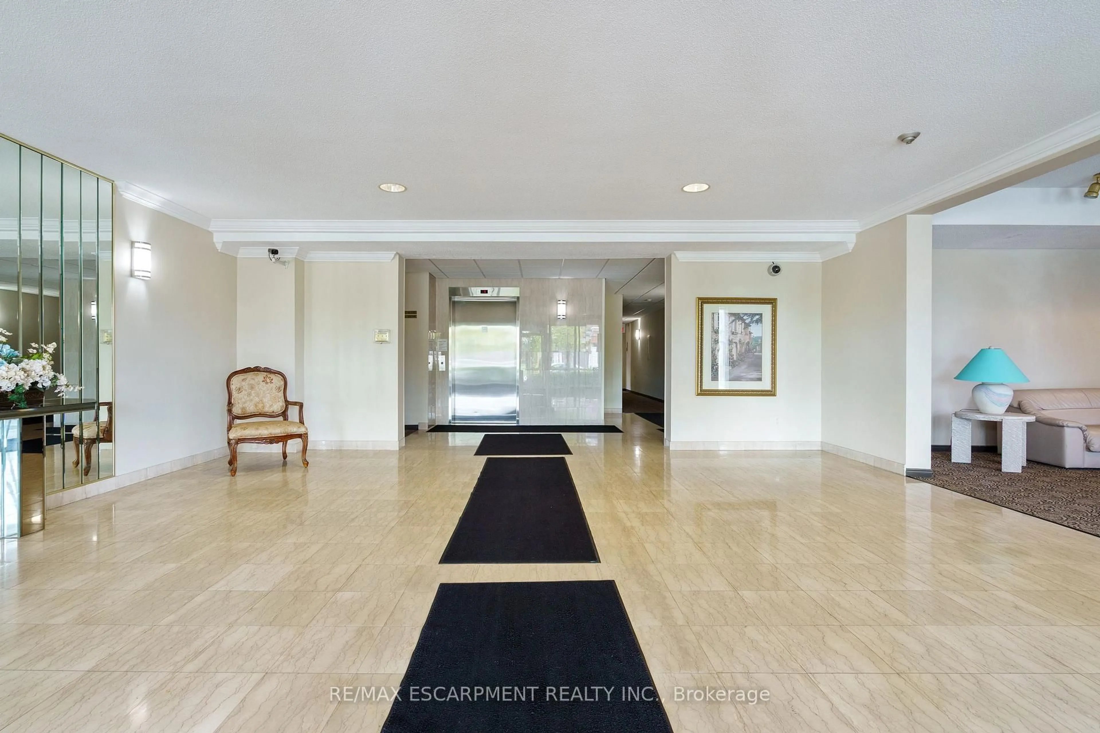 Indoor foyer for 416 LIMERIDGE Rd #213, Hamilton Ontario L9A 2S7