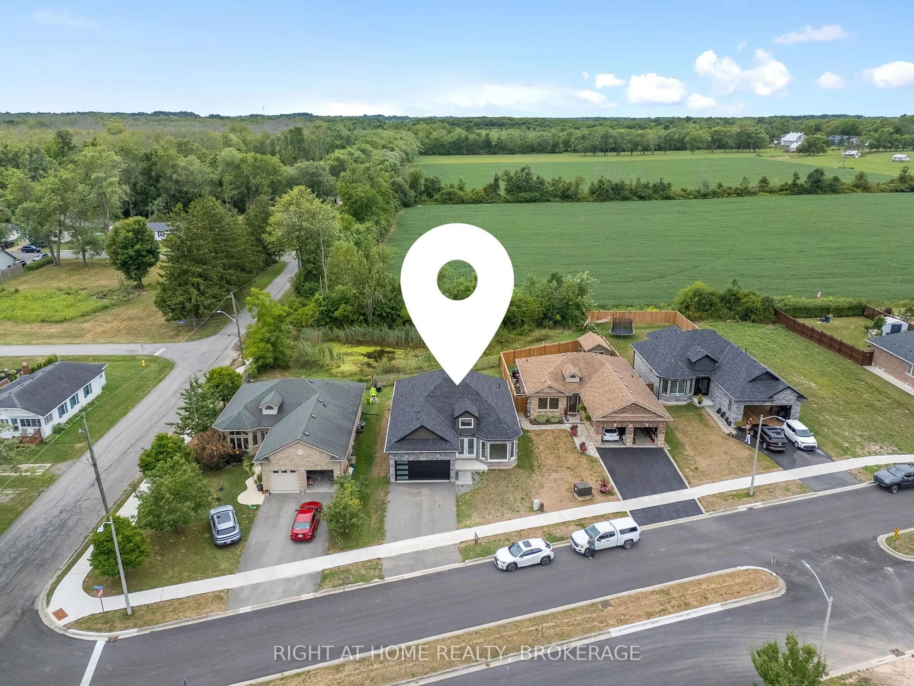 A pic from outside/outdoor area/front of a property/back of a property/a pic from drone, street for 201 Hetram Crt, Fort Erie Ontario L0S 1B0