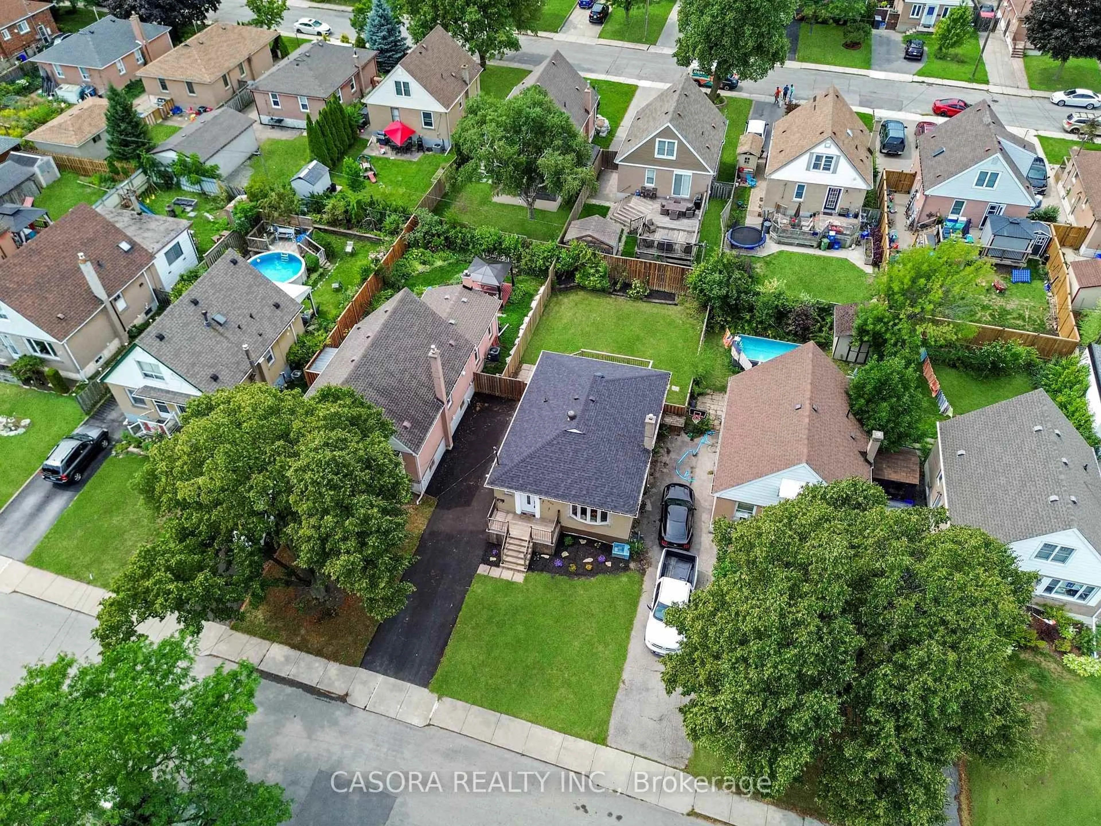 A pic from outside/outdoor area/front of a property/back of a property/a pic from drone, street for 300 East 32nd St, Hamilton Ontario L8V 3S7