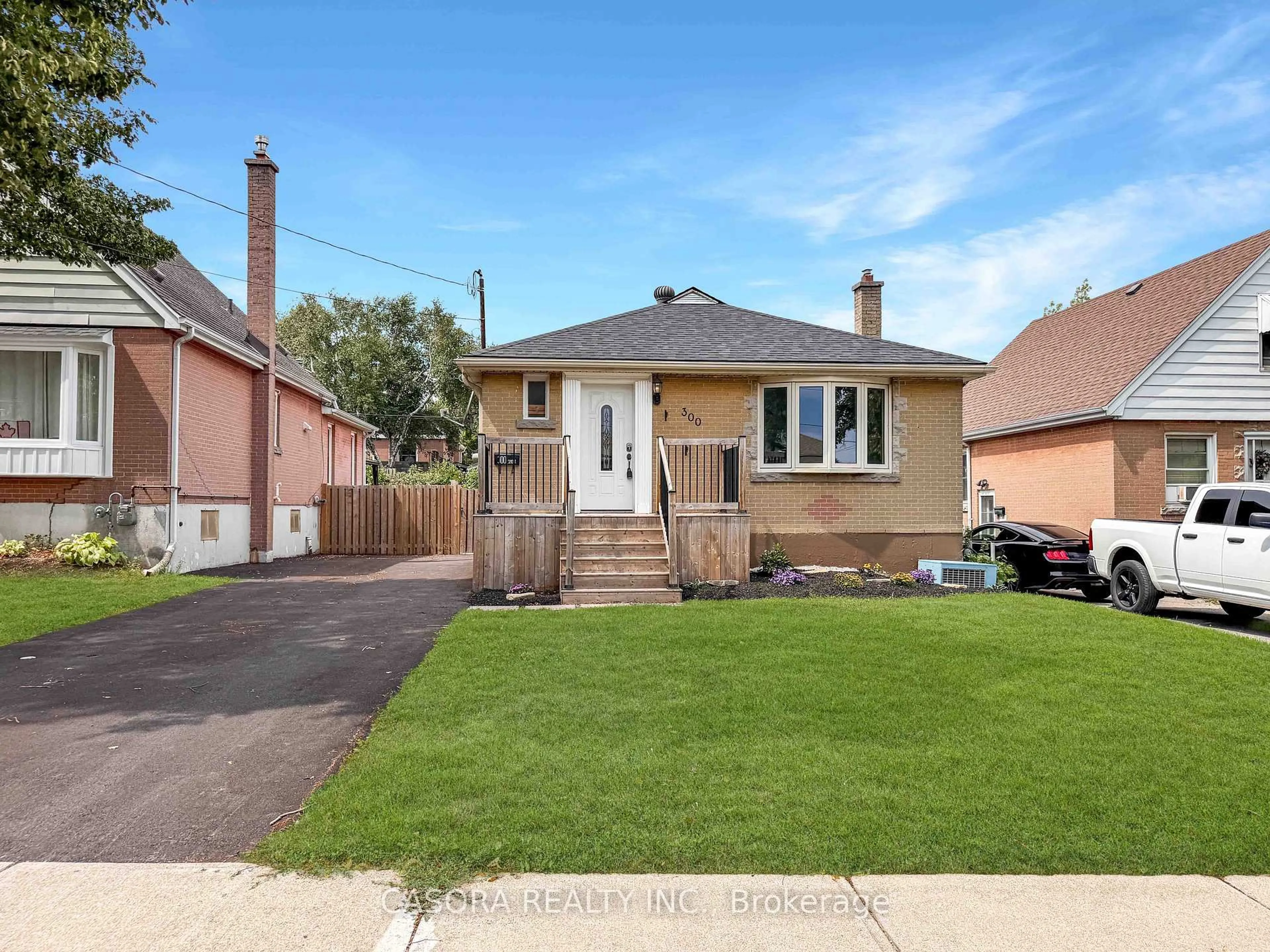 Home with brick exterior material, street for 300 East 32nd St, Hamilton Ontario L8V 3S7