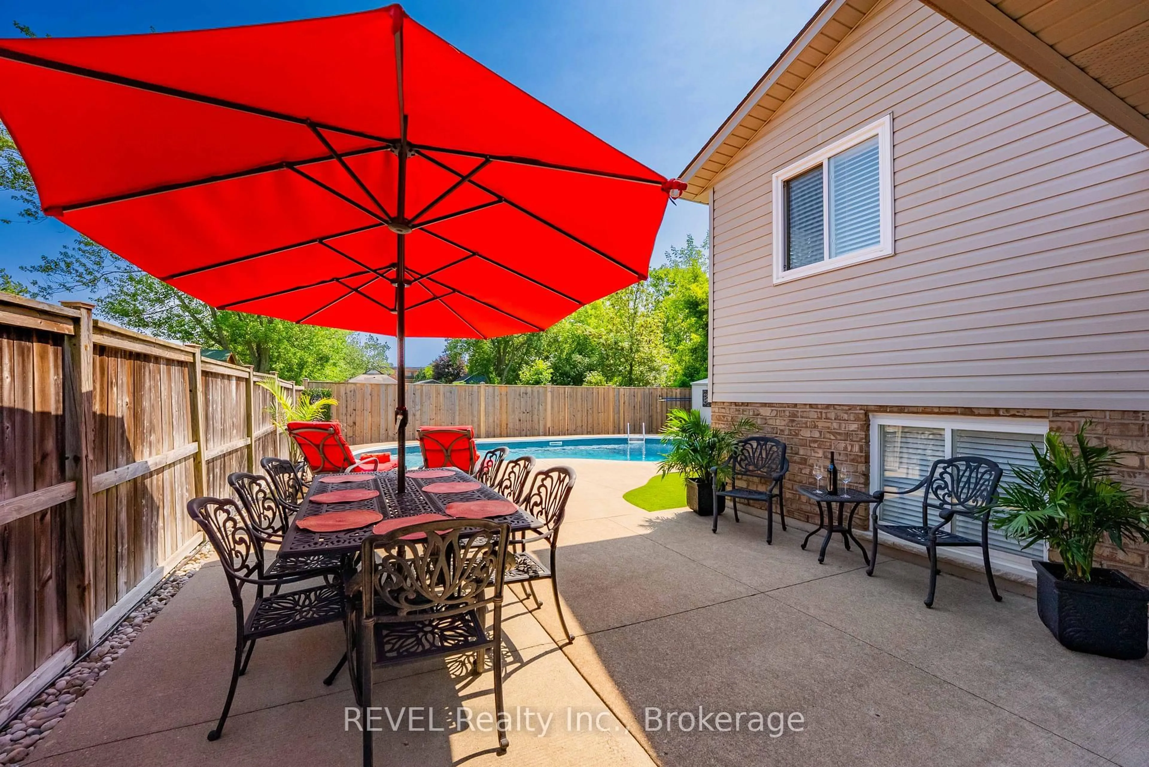 Patio, water/lake/river/ocean view for 35 Hunter Dr, Welland Ontario L3C 7L6