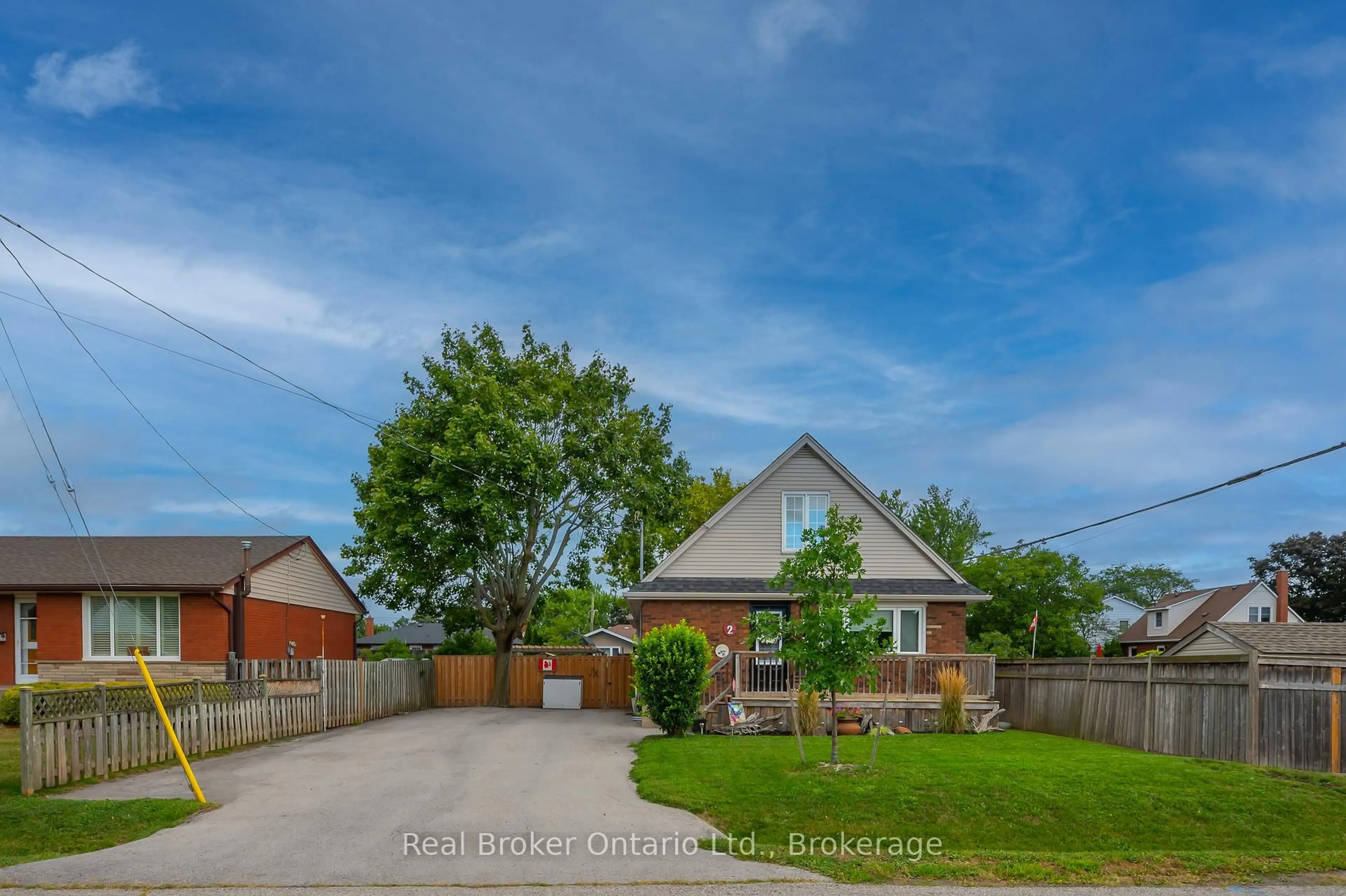 A pic from outside/outdoor area/front of a property/back of a property/a pic from drone, street for 2 Cherry Ave, Grimsby Ontario L3M 2G9