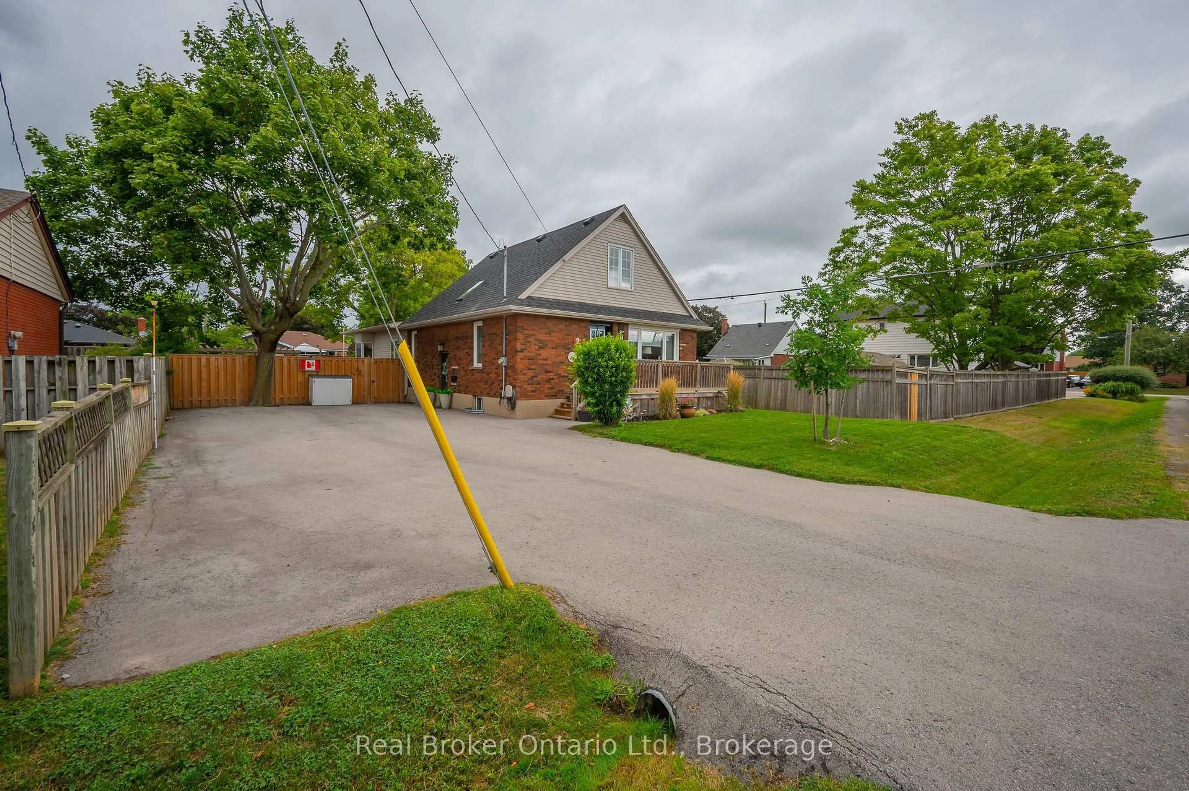 A pic from outside/outdoor area/front of a property/back of a property/a pic from drone, street for 2 Cherry Ave, Grimsby Ontario L3M 2G9