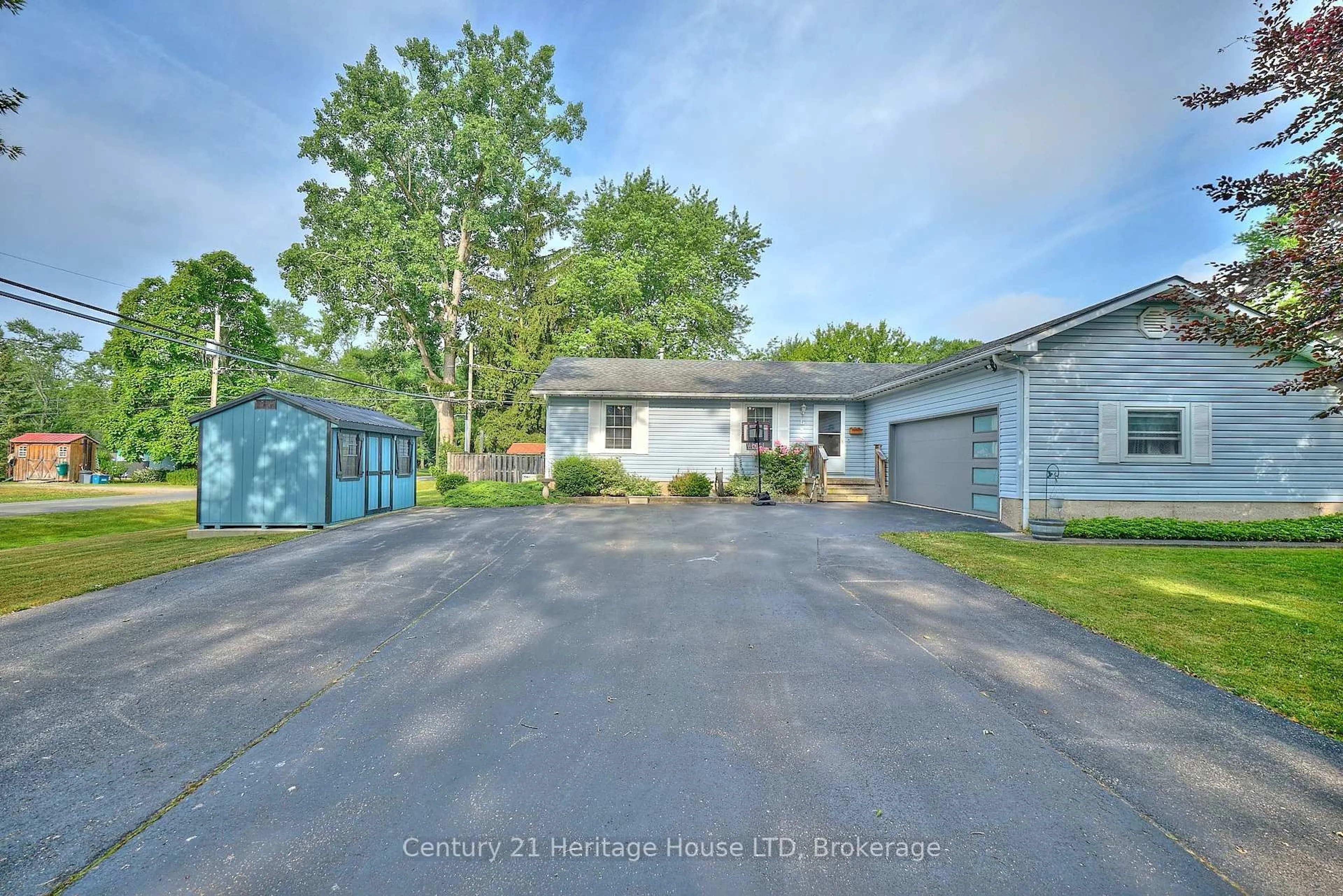 A pic from outside/outdoor area/front of a property/back of a property/a pic from drone, street for 655 Parkdale Ave, Fort Erie Ontario L2A 5B5