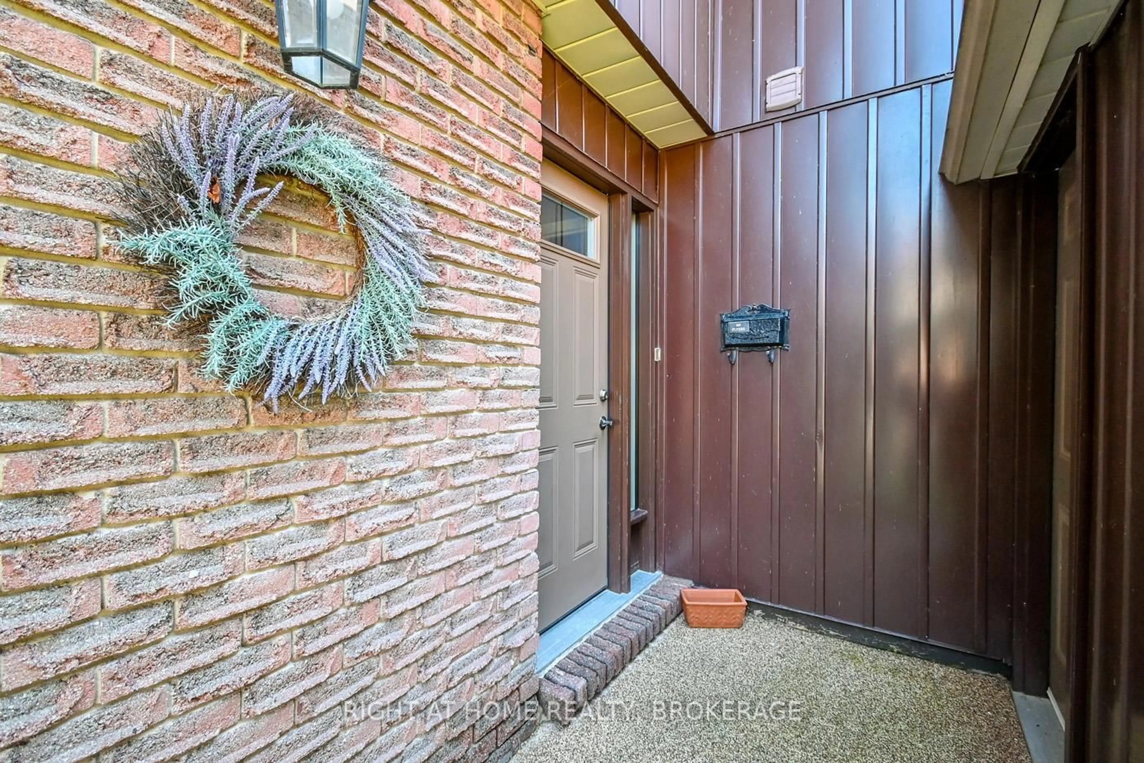 Indoor entryway for 122 Lakeshore Rd #45, St. Catharines Ontario L2N 6N6