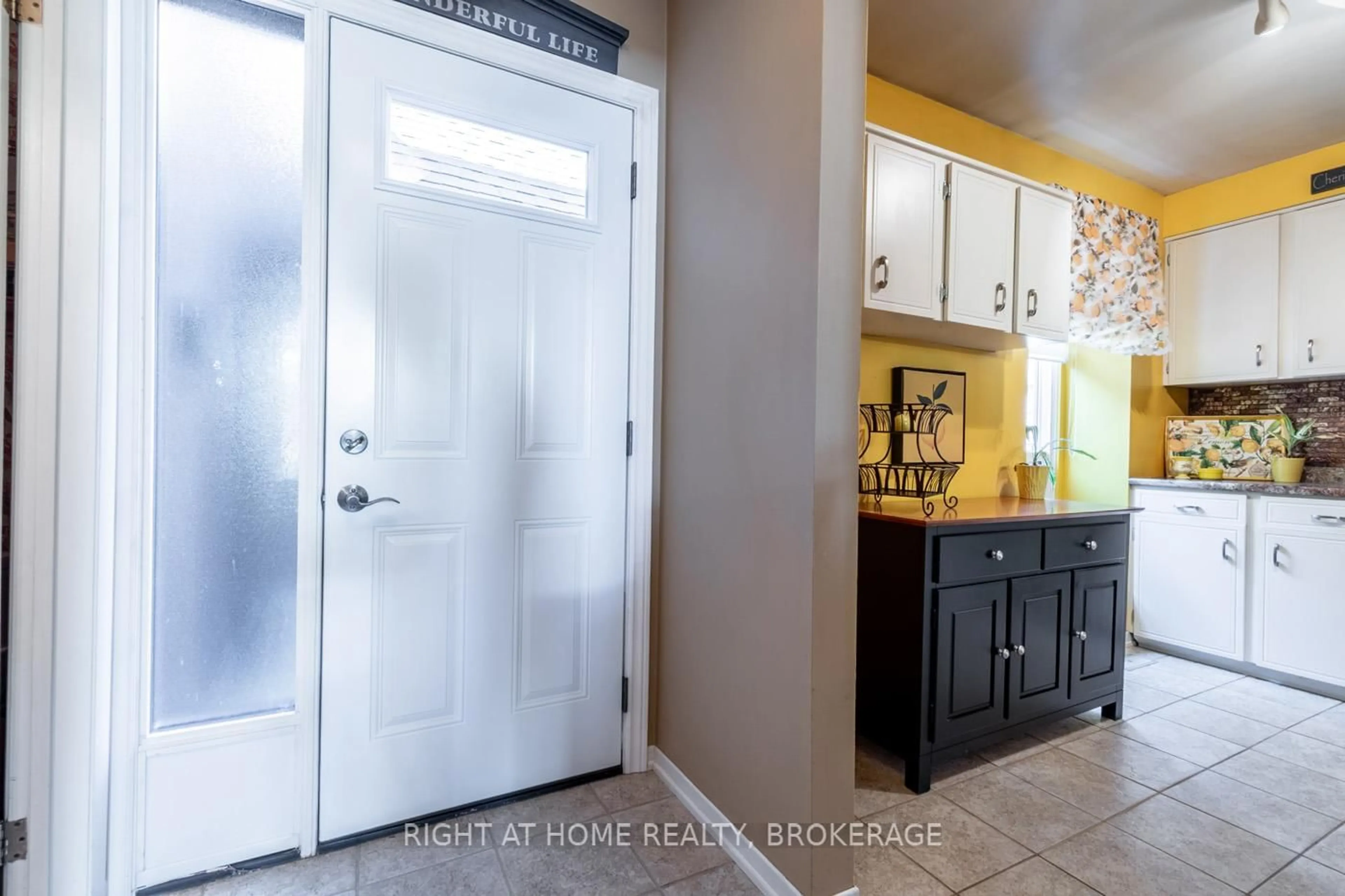 Indoor entryway for 122 Lakeshore Rd #45, St. Catharines Ontario L2N 6N6