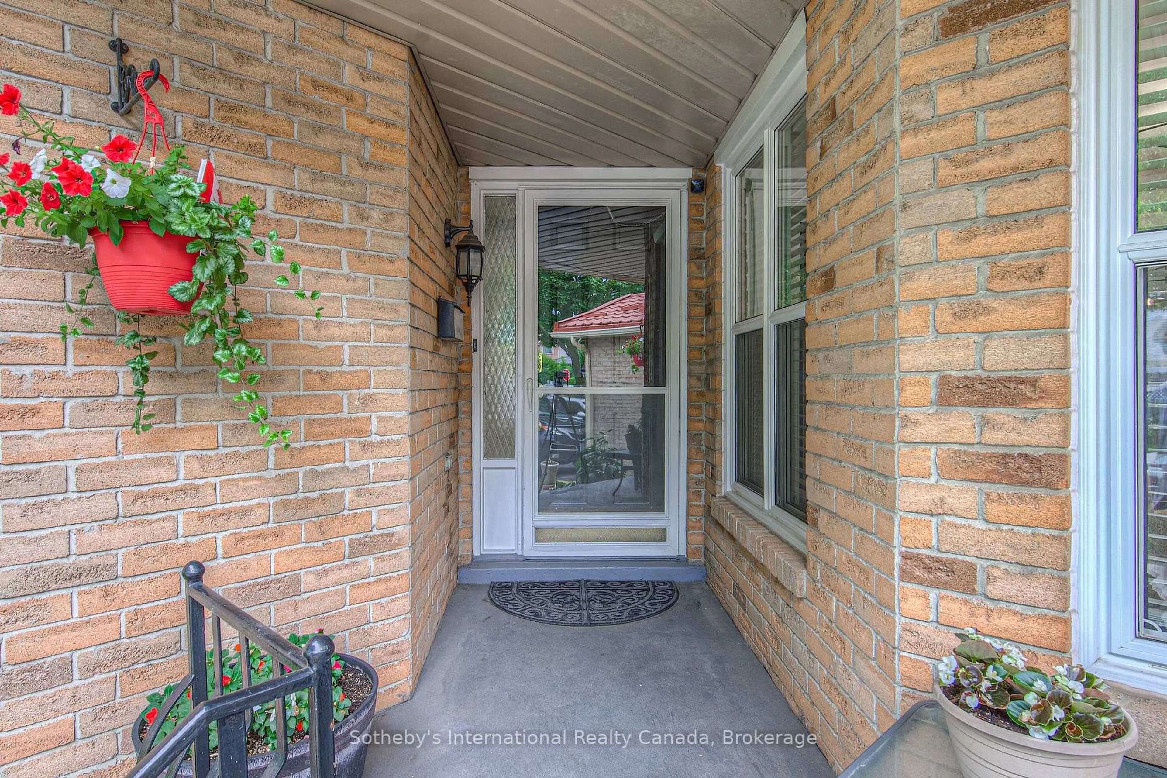 Indoor entryway for 157 Twin Cres, Hamilton Ontario L8W 3A7