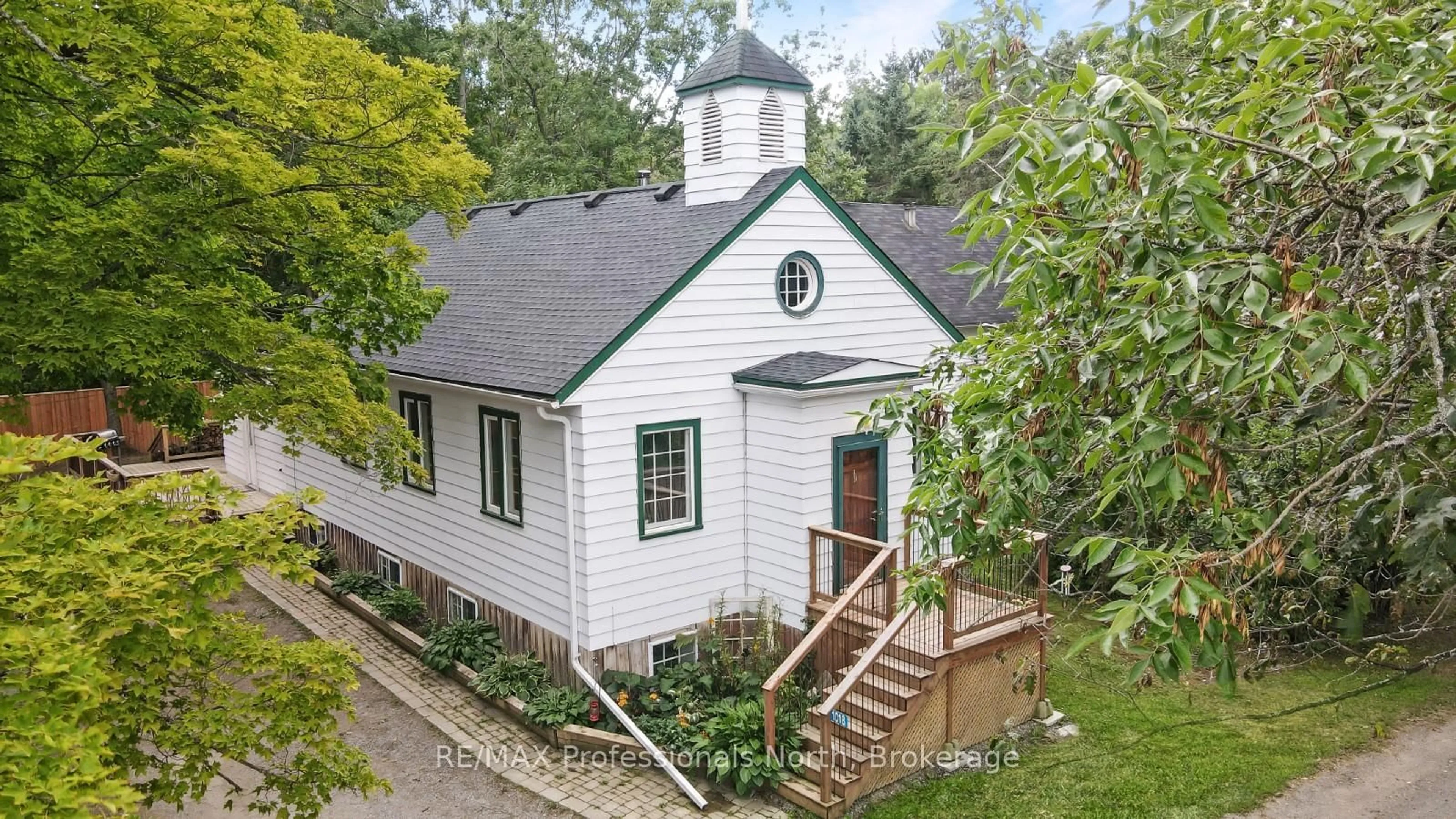 A pic from outside/outdoor area/front of a property/back of a property/a pic from drone, street for 1018 St. Andrews Crt, Dysart et al Ontario K0M 1S0