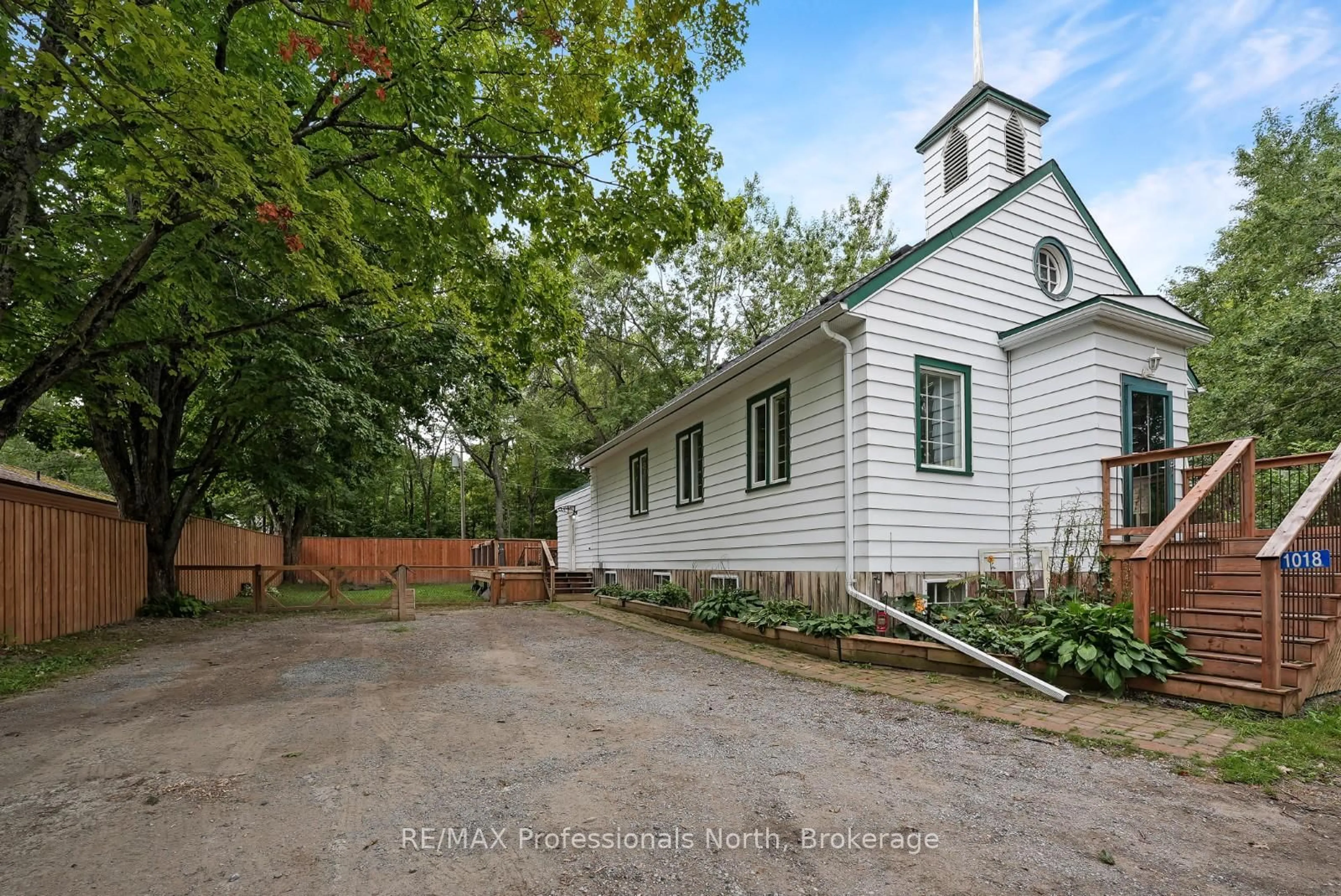 A pic from outside/outdoor area/front of a property/back of a property/a pic from drone, street for 1018 St. Andrews Crt, Dysart et al Ontario K0M 1S0