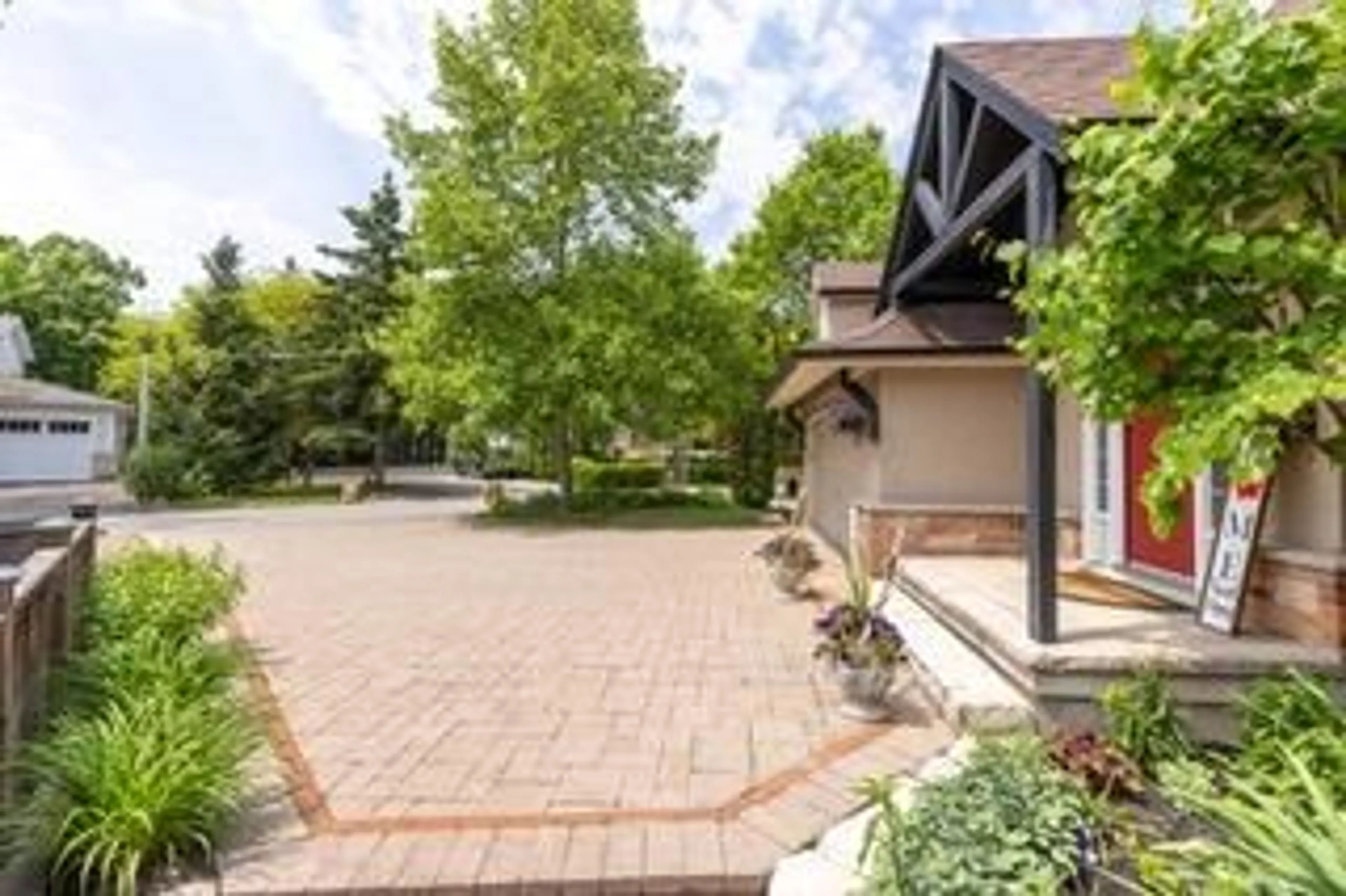 Patio, street for 17 Vincent Ave, Niagara-on-the-Lake Ontario L0S 1J0