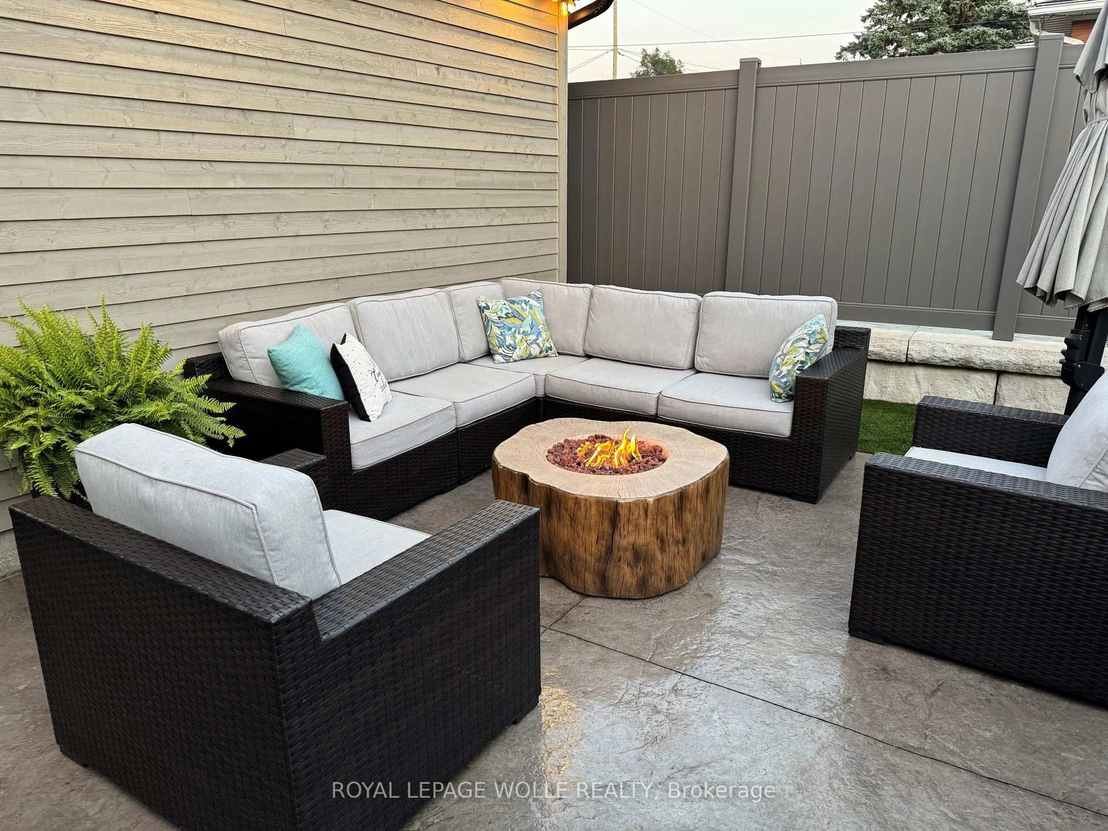 Patio, street for 355 Blucher Blvd, Kitchener Ontario N2H 5W1