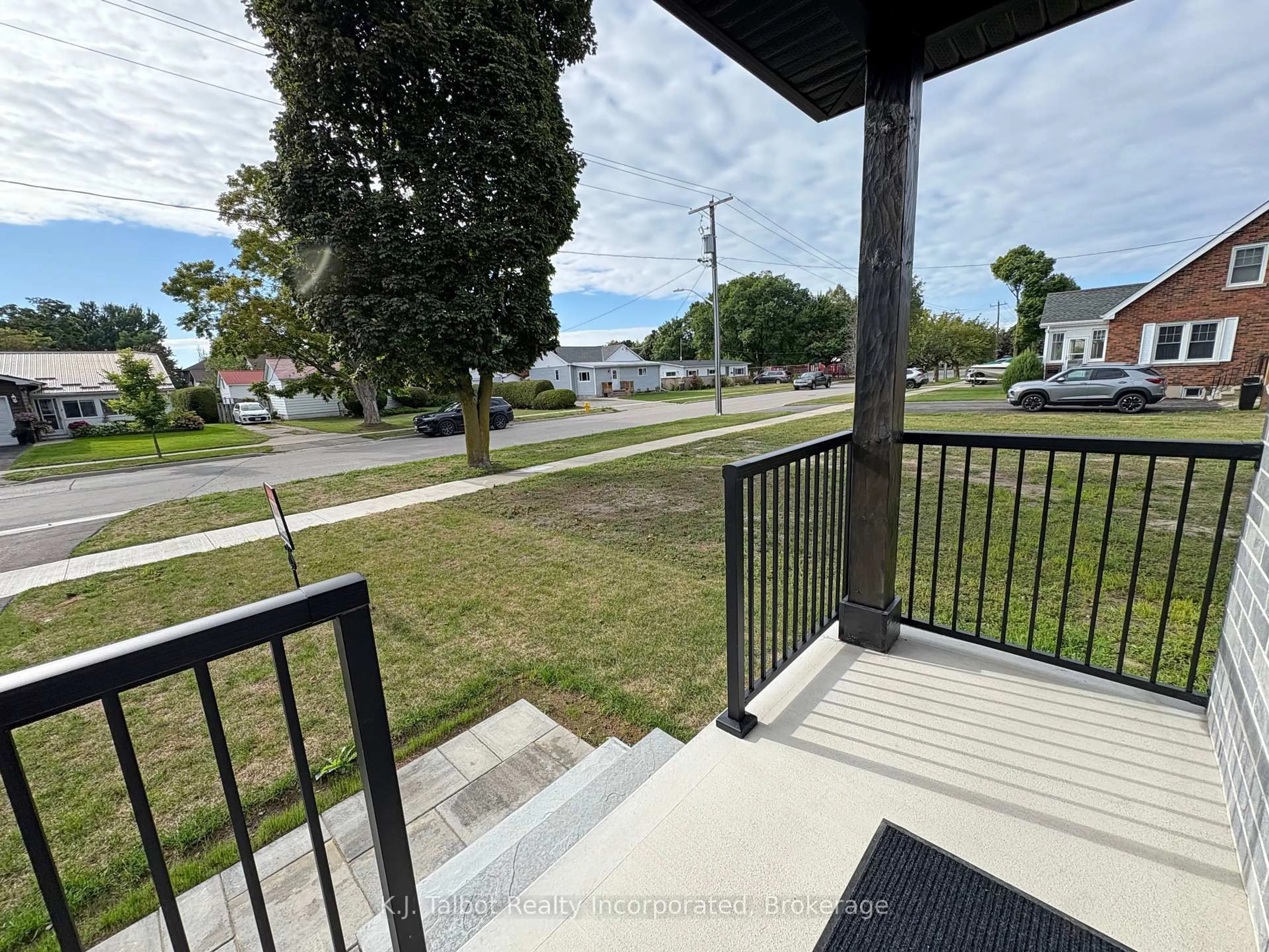 A pic from outside/outdoor area/front of a property/back of a property/a pic from drone, unknown for 201 South St, Goderich Ontario N7A 3M2
