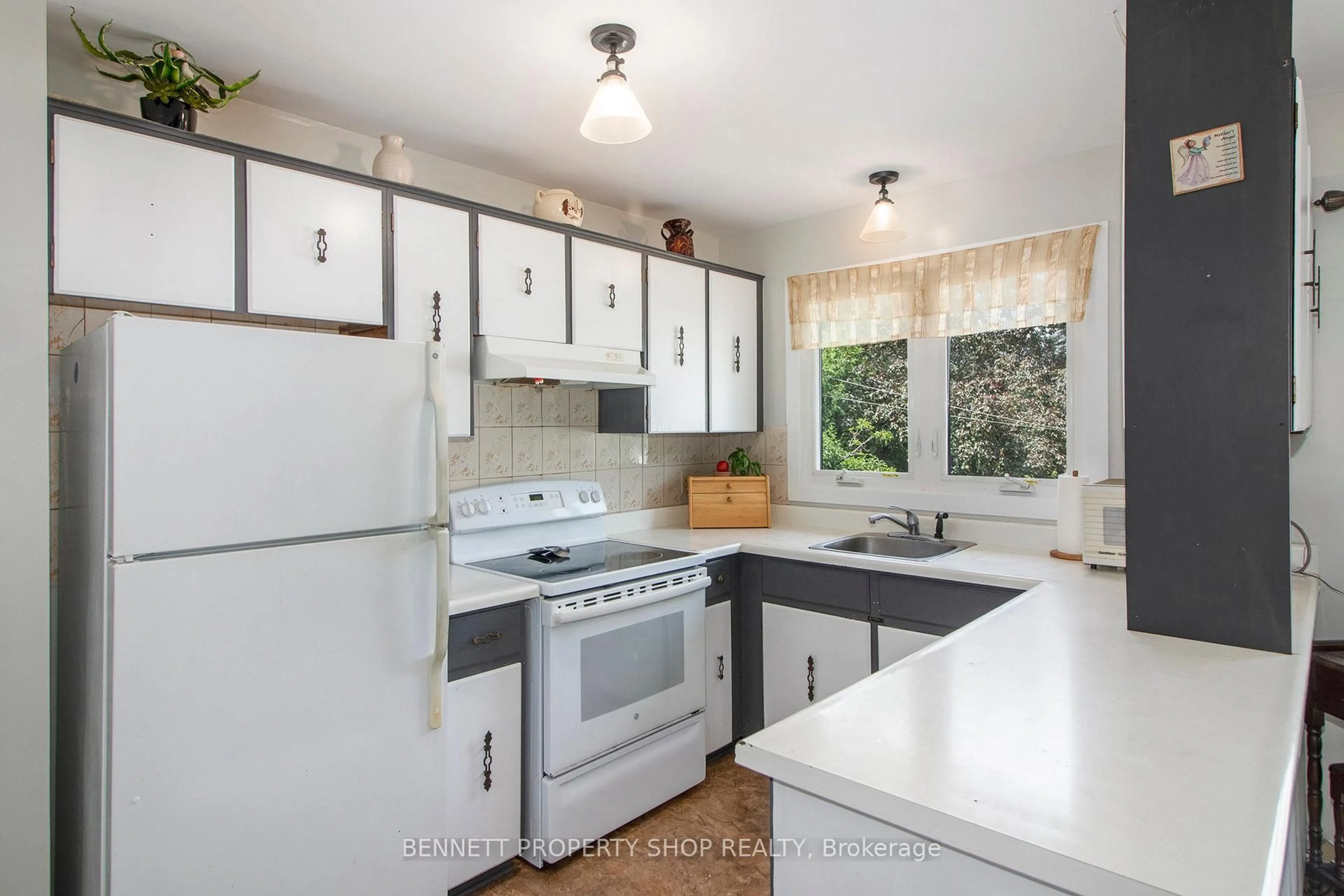 Standard kitchen, unknown for 303 Gleneagles Ave, Ottawa Ontario K1E 1L7