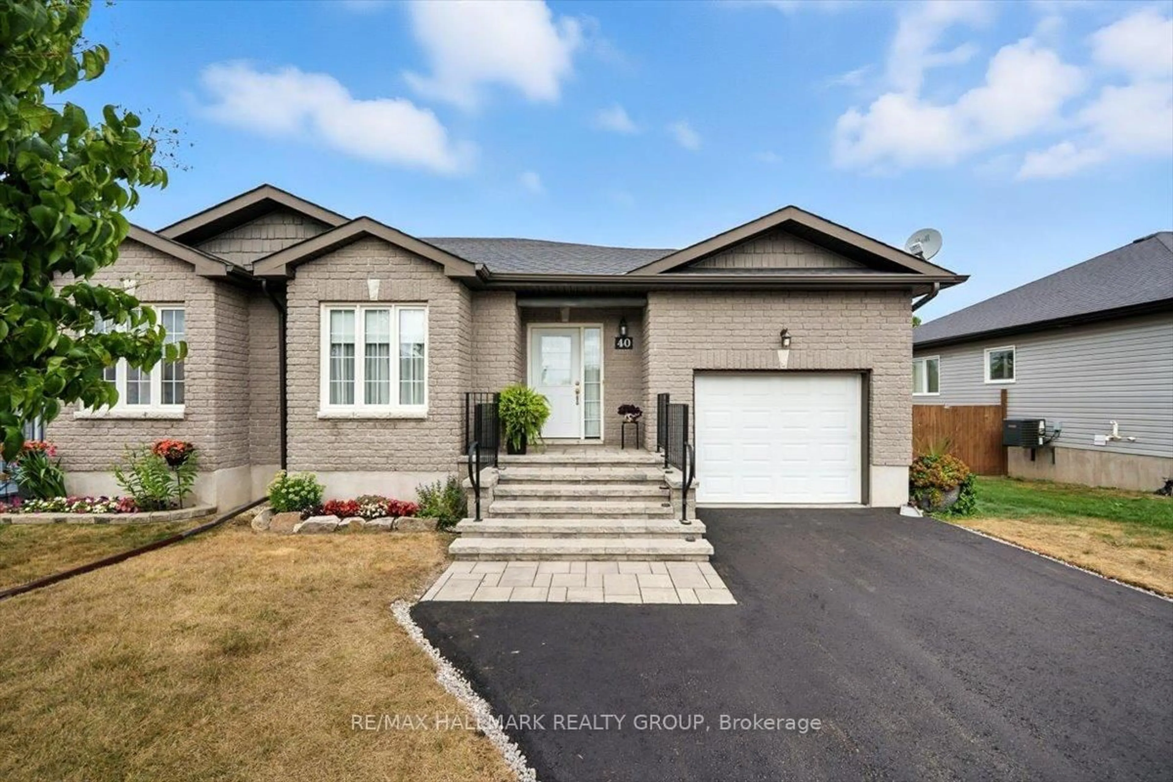 Home with brick exterior material, street for 40 Lee Ave, Smiths Falls Ontario K7A 0A2
