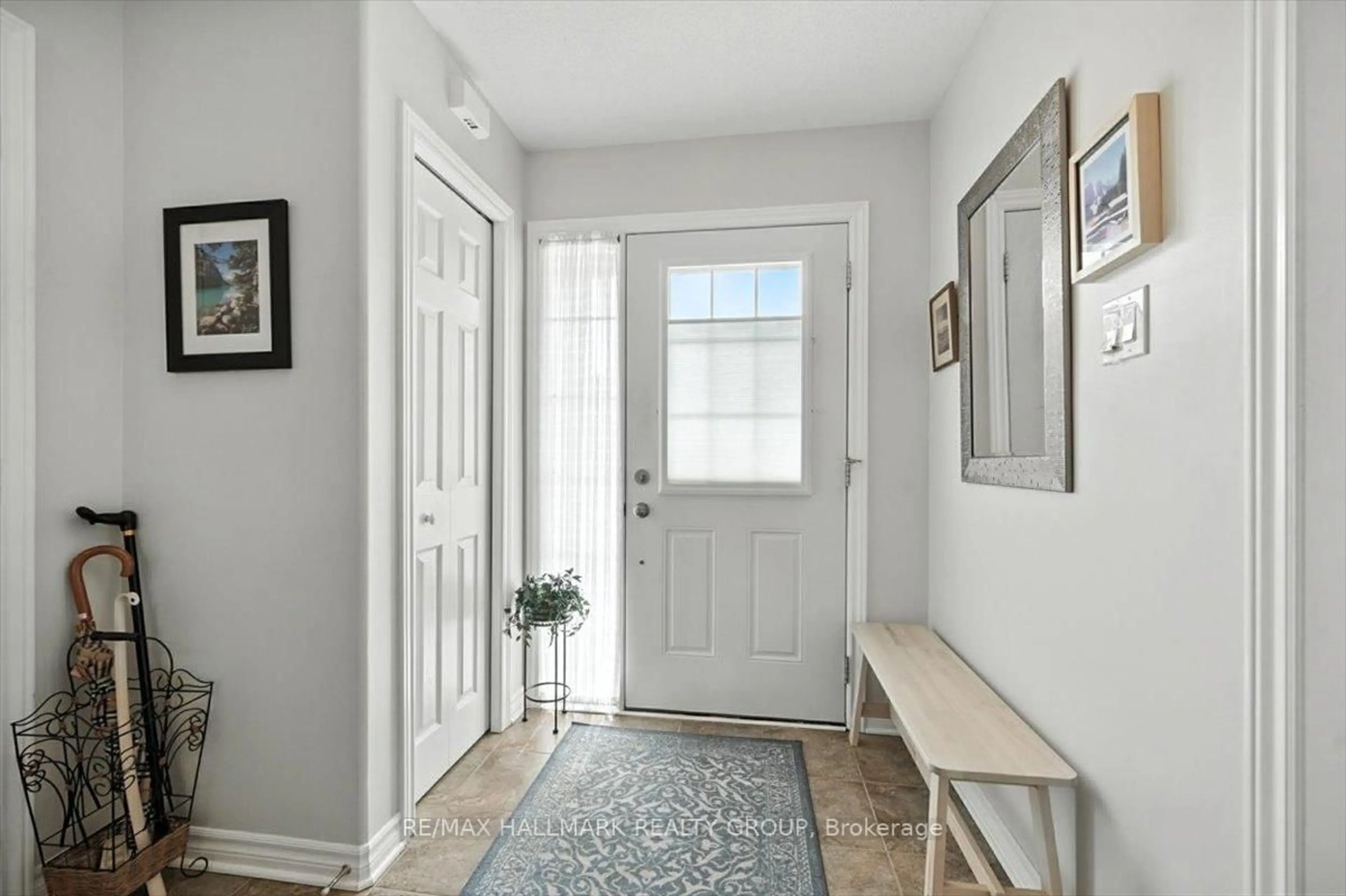 Indoor entryway for 40 Lee Ave, Smiths Falls Ontario K7A 0A2