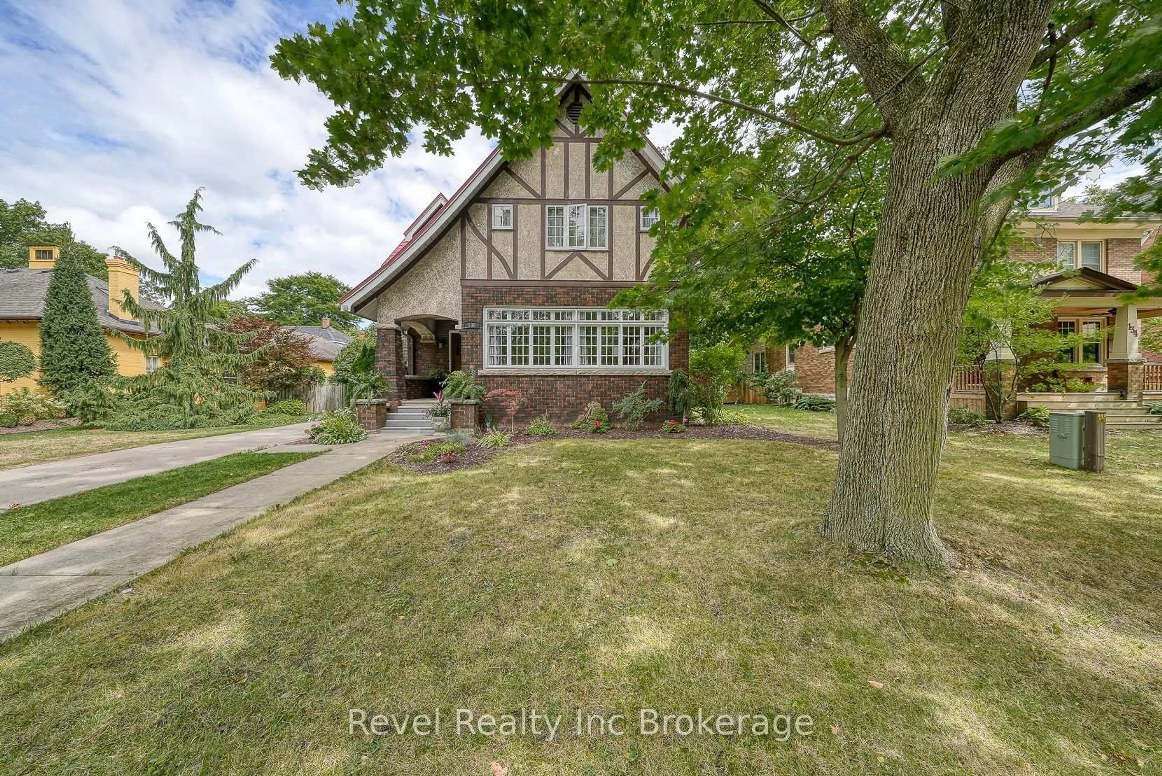A pic from outside/outdoor area/front of a property/back of a property/a pic from drone, street for 140 Vansittart Ave, Woodstock Ontario N4S 6E6