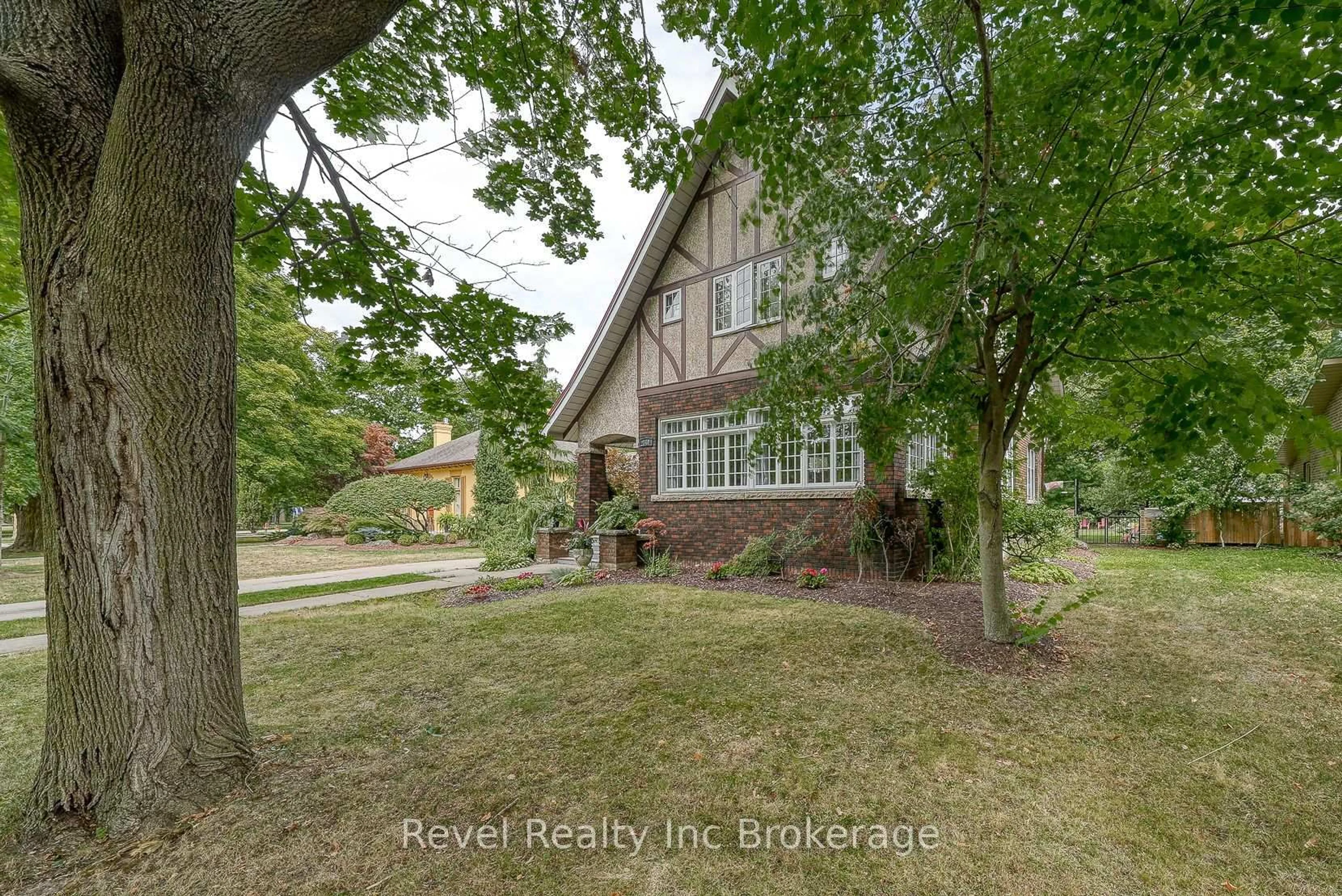 A pic from outside/outdoor area/front of a property/back of a property/a pic from drone, street for 140 Vansittart Ave, Woodstock Ontario N4S 6E6