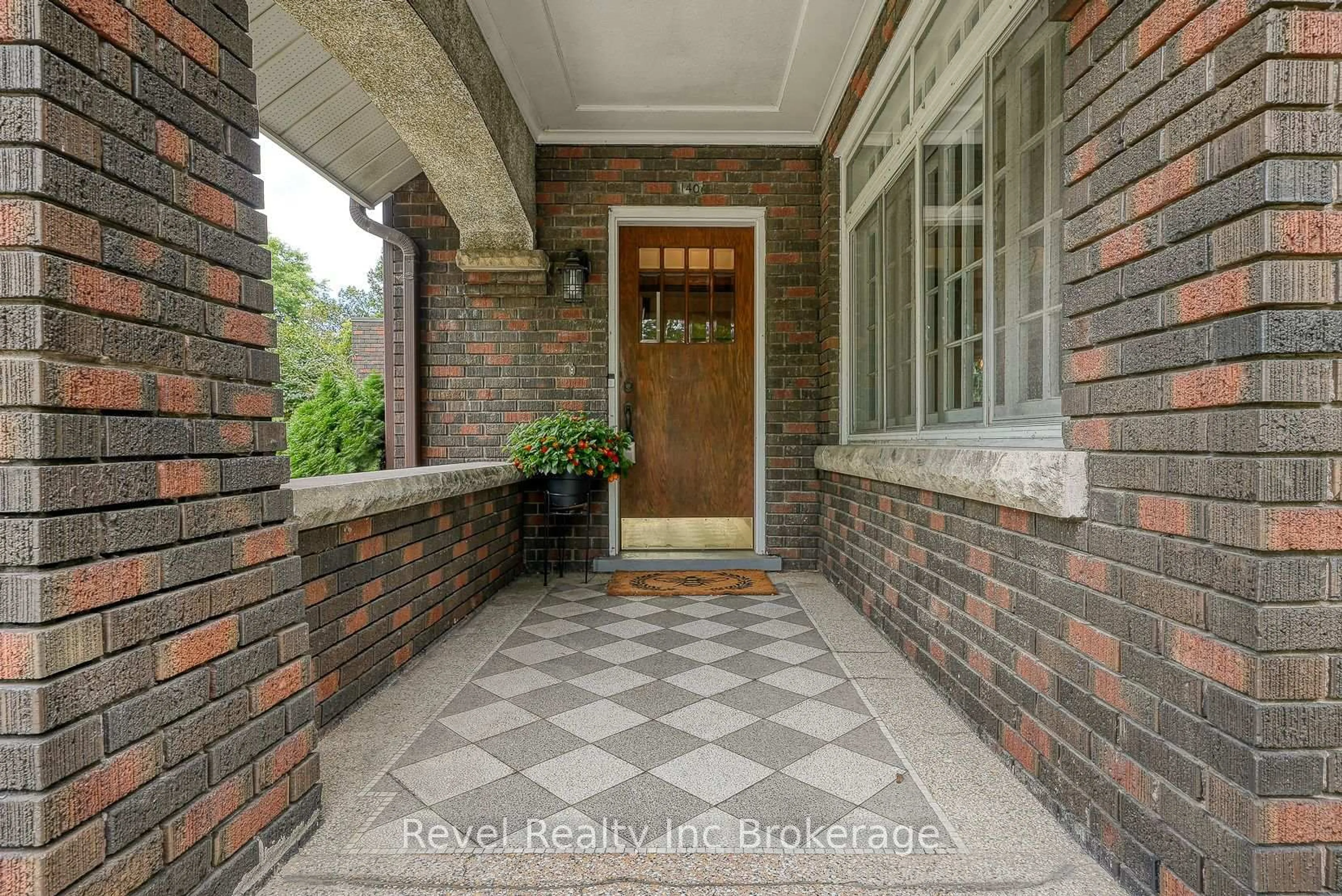 Unknown for 140 Vansittart Ave, Woodstock Ontario N4S 6E6